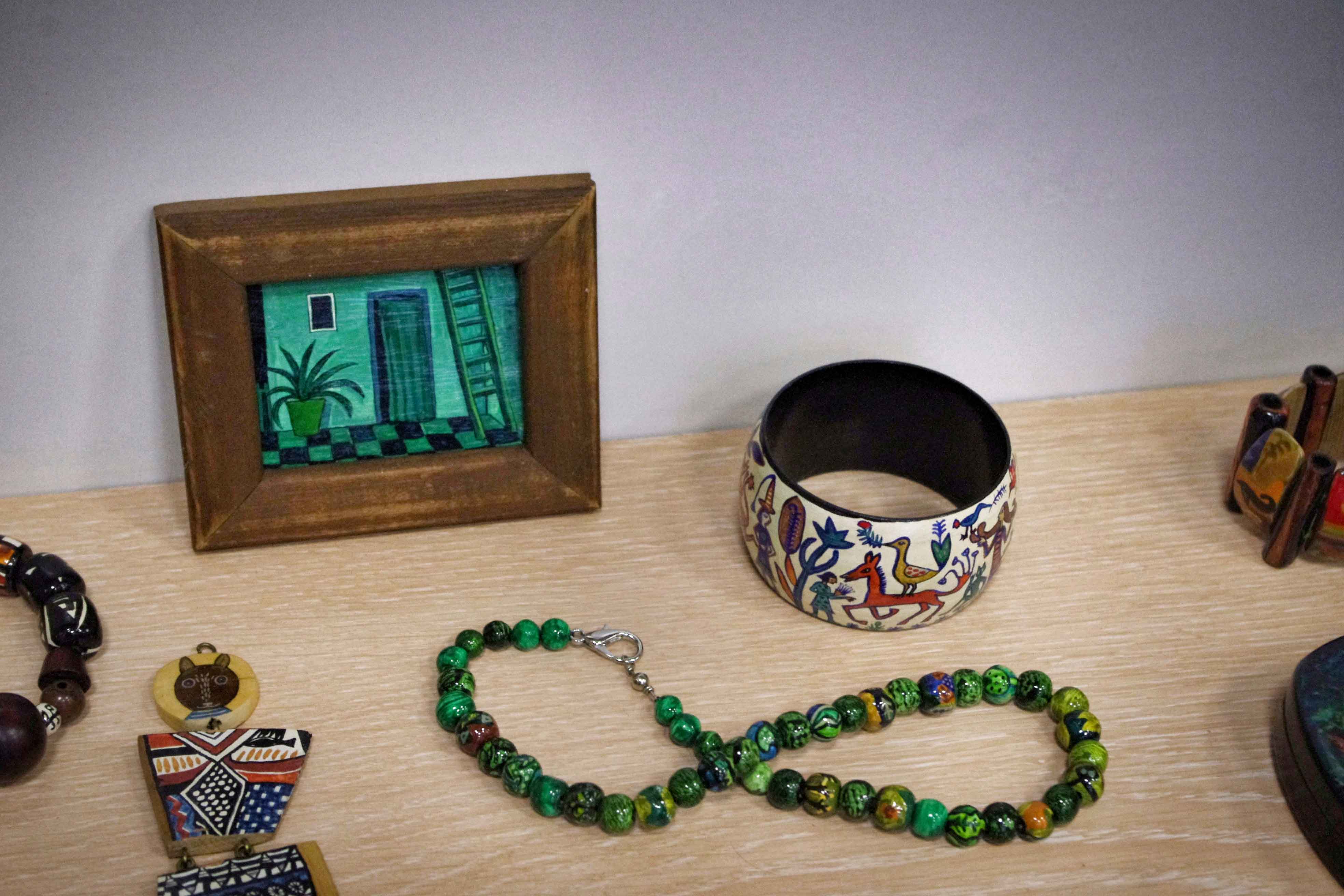 5 февраля в 3-й районной библиотеке (Троицкая пл. П.С., д. 1) открылась авторская выставка Оксаны Балезиной «НатюрморДы». Здесь представлены как живопись, так и декоративно-прикладные работы: все они объединены общей темой – живая природа. 