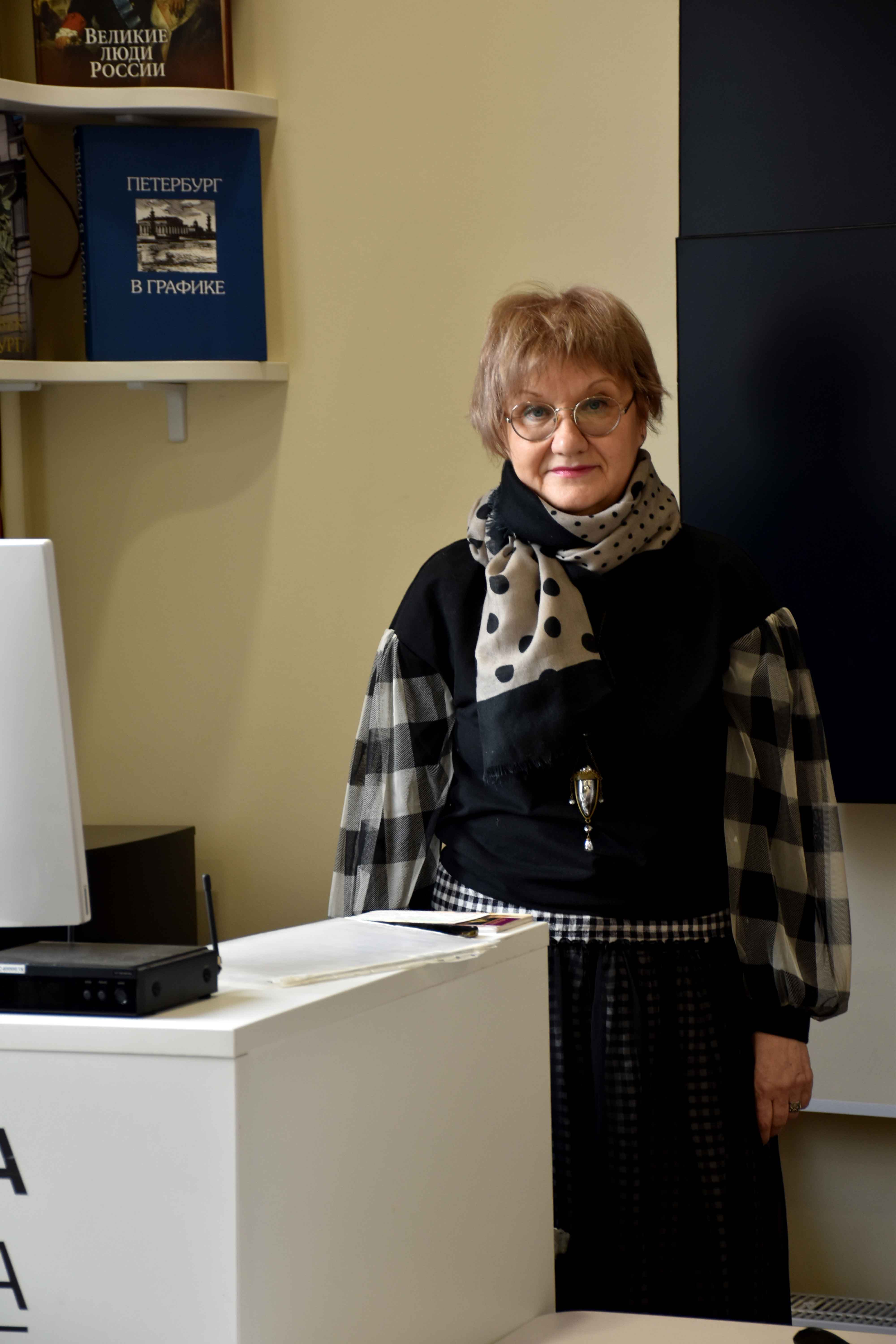 Пользующаяся неизменным успехом у слушателей, Людмила Юрьевна Сапрыкина - историк города, исследователь, экскурсовод, прочитала лекцию «Задворки Невского проспекта»