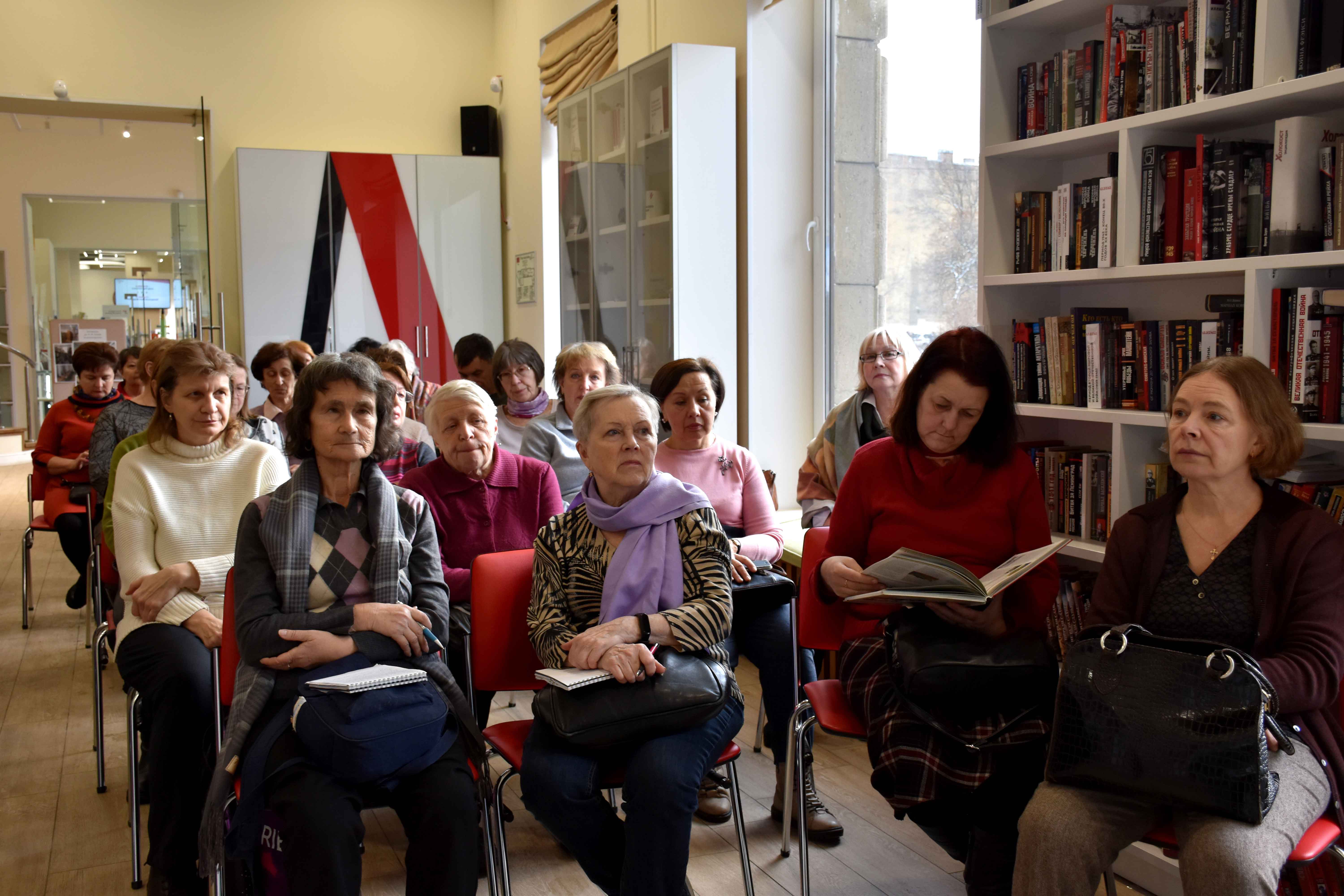 Пользующаяся неизменным успехом у слушателей, Людмила Юрьевна Сапрыкина - историк города, исследователь, экскурсовод, прочитала лекцию «Задворки Невского проспекта»