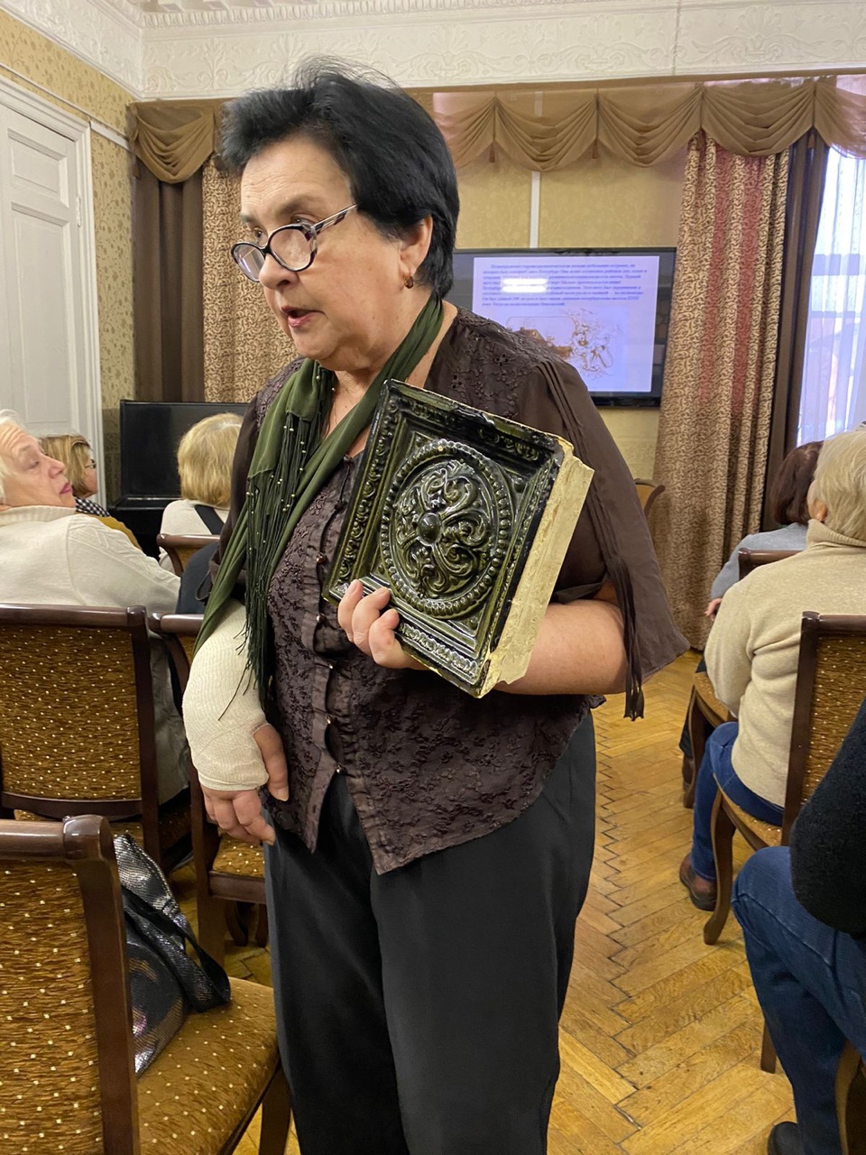 В праздничные дни февраля на экскурсию «История библиотеки в доходном доме на Петроградской стороне» пришло много новых гостей