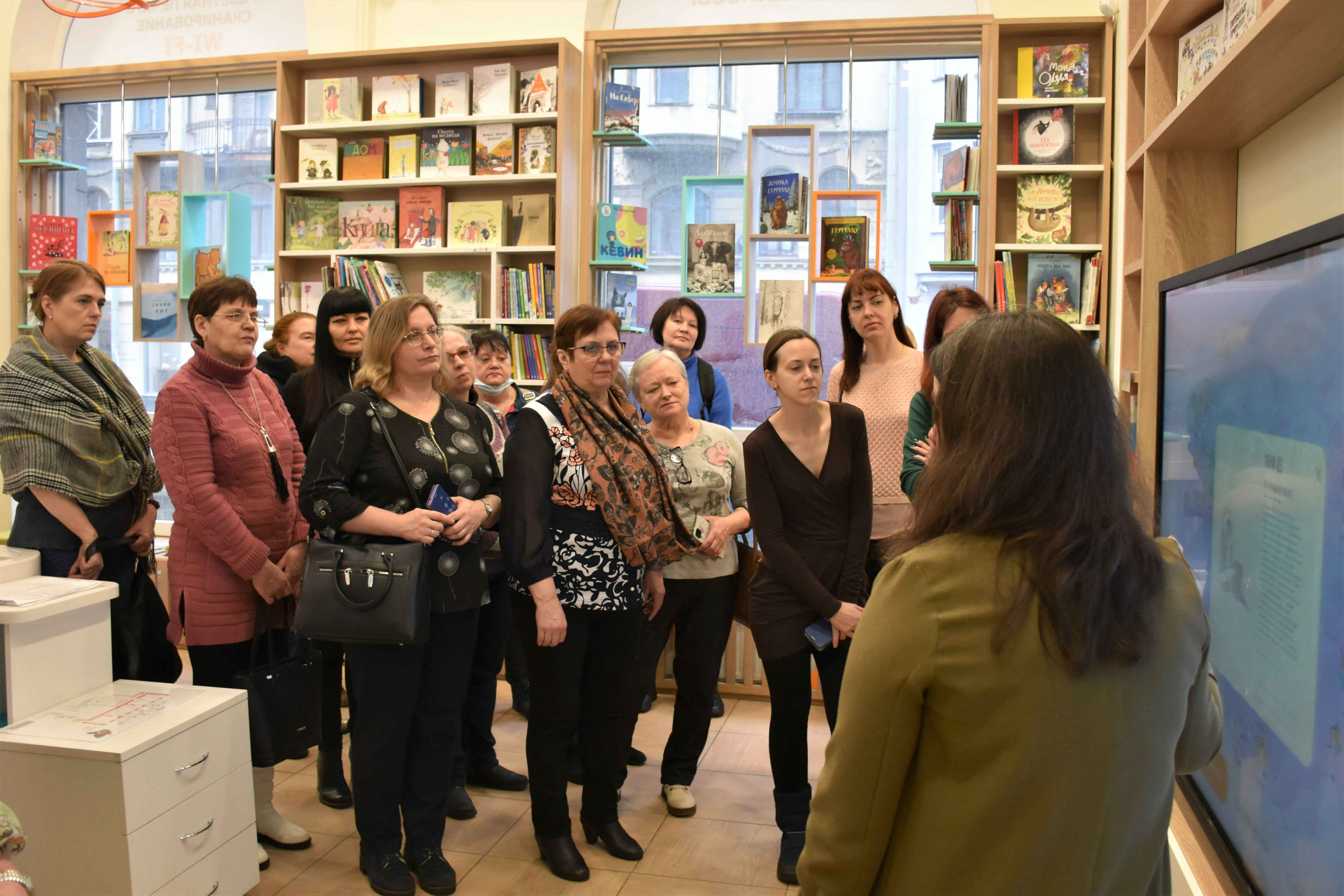 28 февраля 2023 года Библиотеку книжных героев (ул. Ленина, д.20) посетили сотрудники школьных библиотек Калининского района Санкт-Петербурга. Гости познакомились с новым пространством, концепцией и проектами библиотеки.