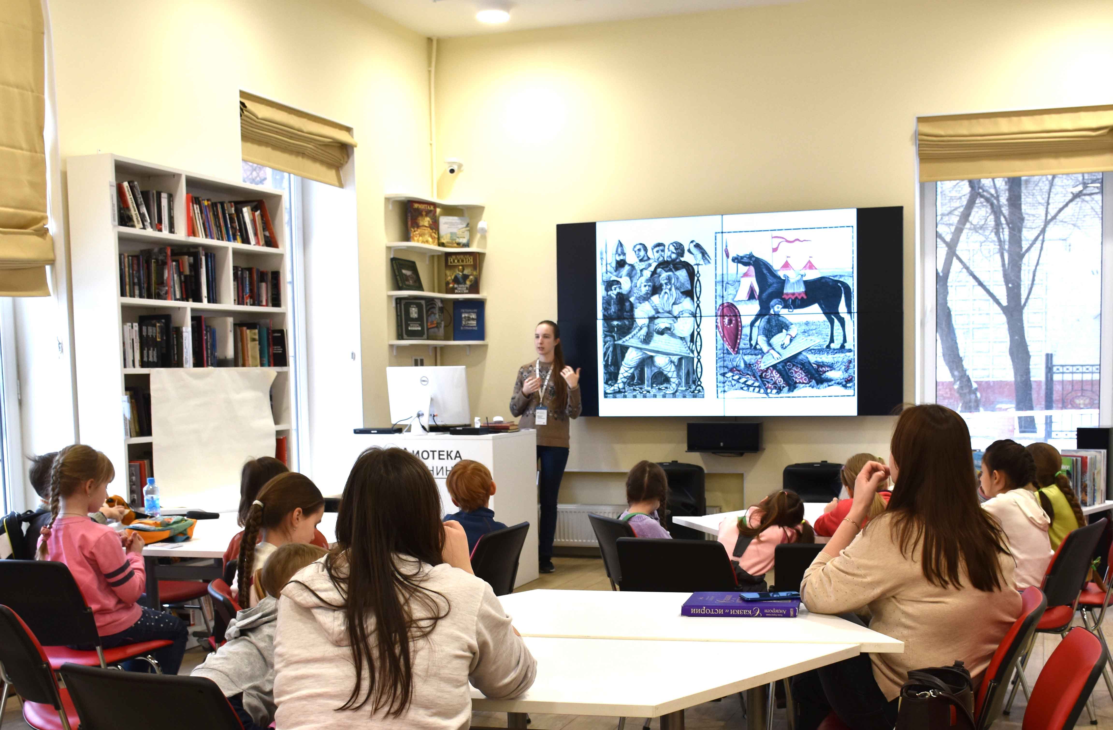 В рамках тематического дня, проходили: мультигенератор по одноимённой книге Патаки Хельги «Арктика. Ледяная шапка земли», квиз «Арктические загадки», интерактивная программа «Поморские сказки» и лекция о тюленях с творческим мастер-классом.