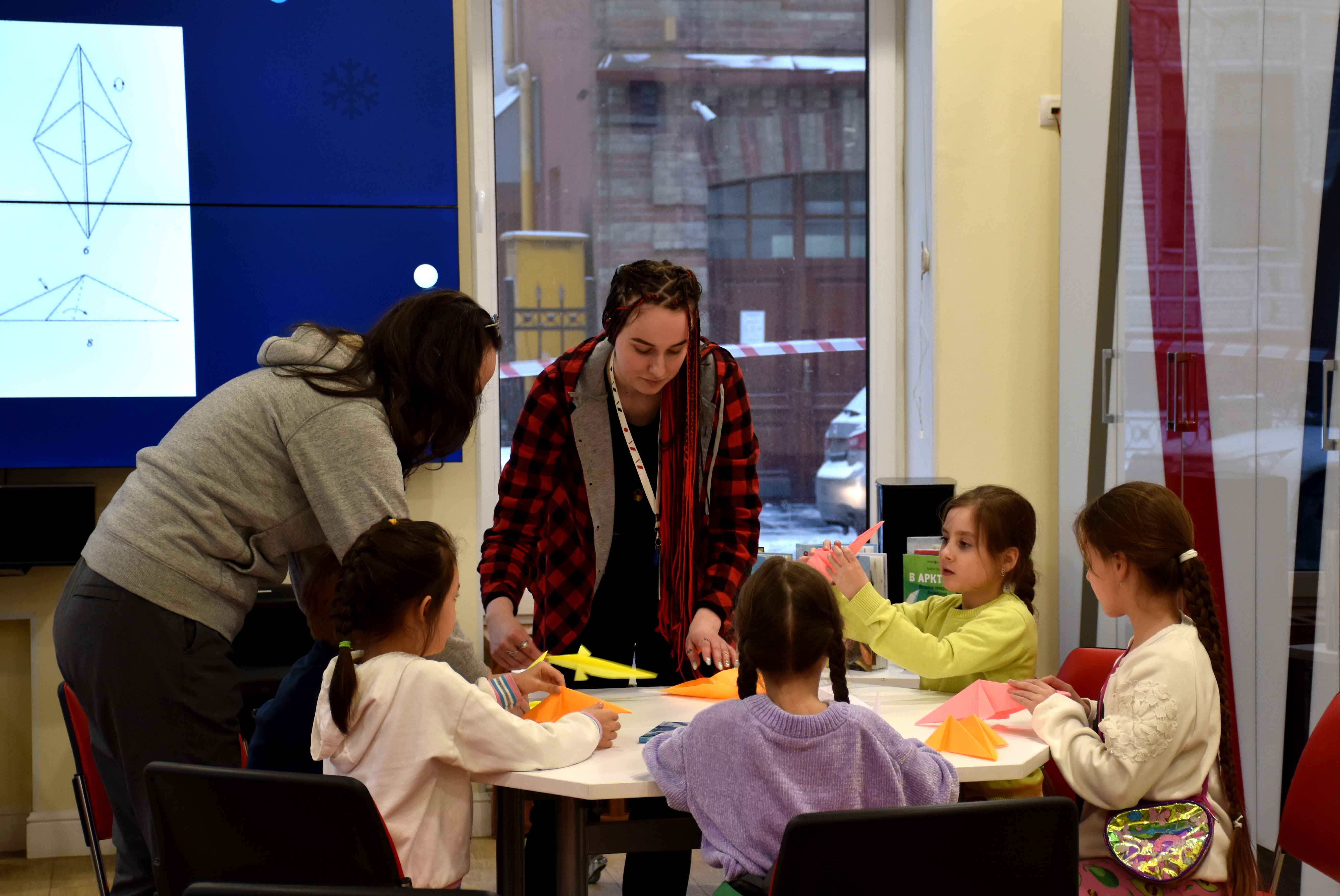 В рамках тематического дня, проходили: мультигенератор по одноимённой книге Патаки Хельги «Арктика. Ледяная шапка земли», квиз «Арктические загадки», интерактивная программа «Поморские сказки» и лекция о тюленях с творческим мастер-классом.