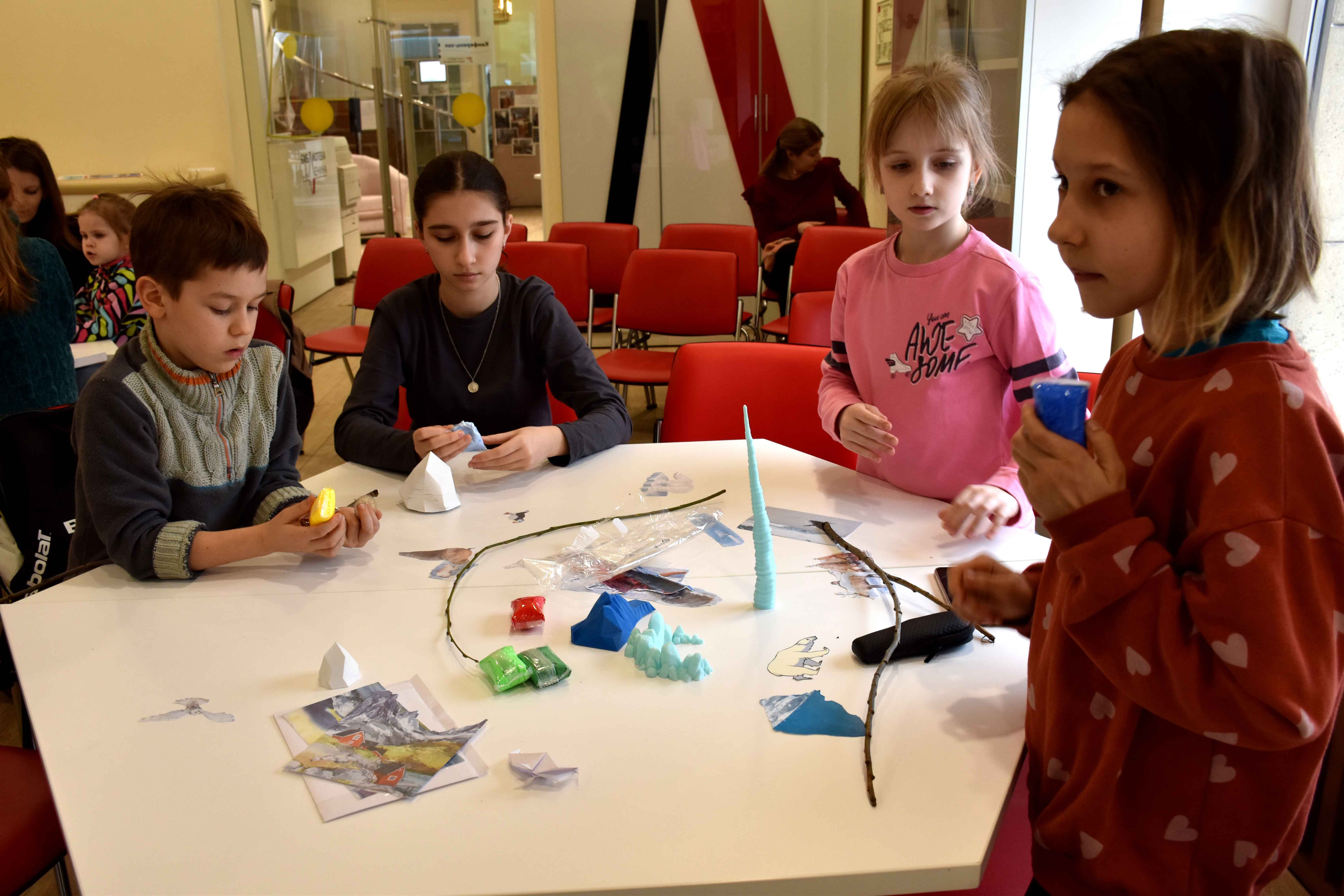 В рамках тематического дня, проходили: мультигенератор по одноимённой книге Патаки Хельги «Арктика. Ледяная шапка земли», квиз «Арктические загадки», интерактивная программа «Поморские сказки» и лекция о тюленях с творческим мастер-классом.