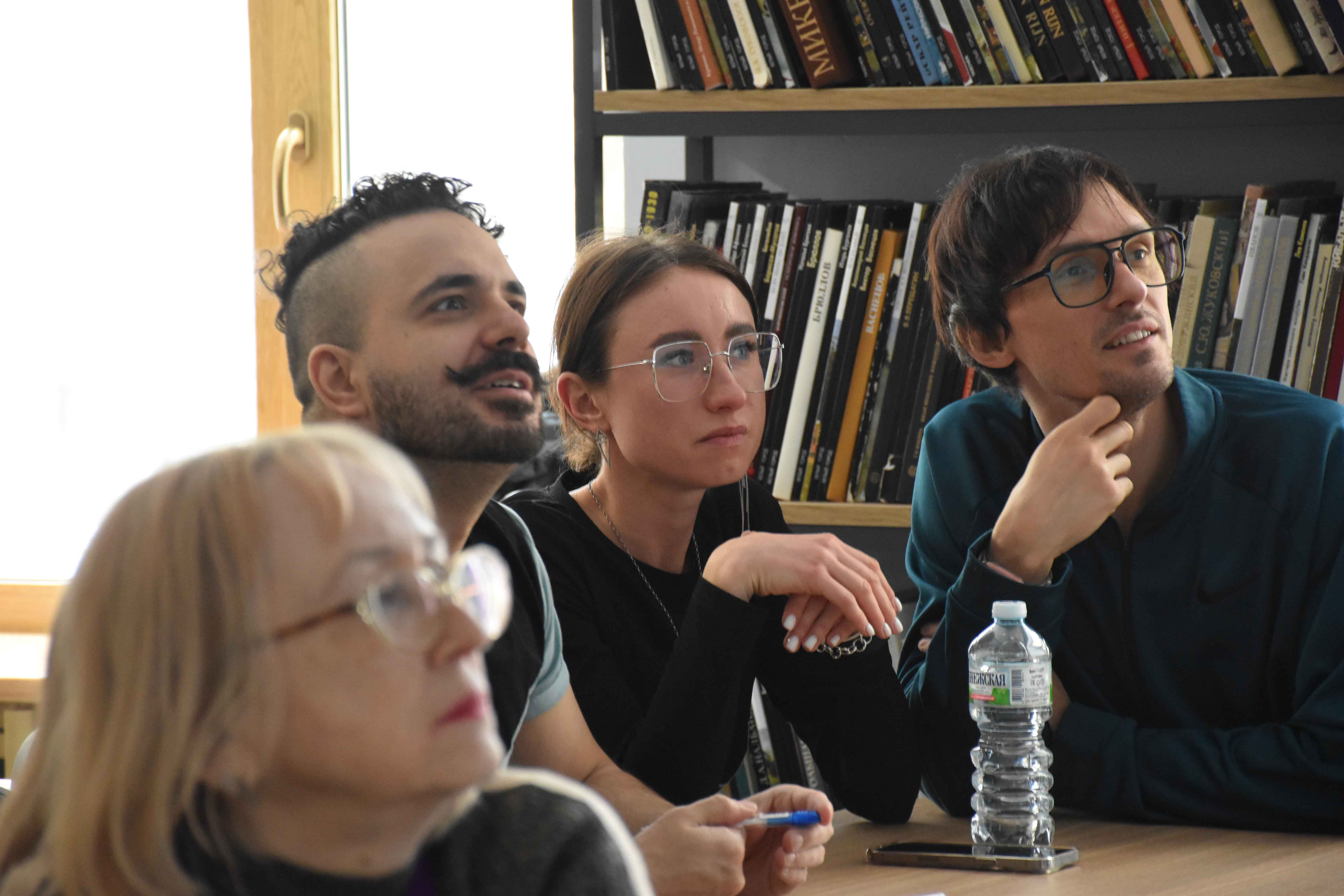 Игра состояла из разминки в формате «Модного словаря» и шести раундов, посвящённых верхнему и нижнему платью, модным аксессуарам, парфюмерным ароматам