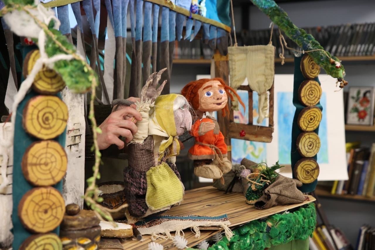 Кукольный спектакль «Домовенок Кузя» от Театра Небесные Бродяги на дне защиты детей отметили в Библиотеке на Карповке