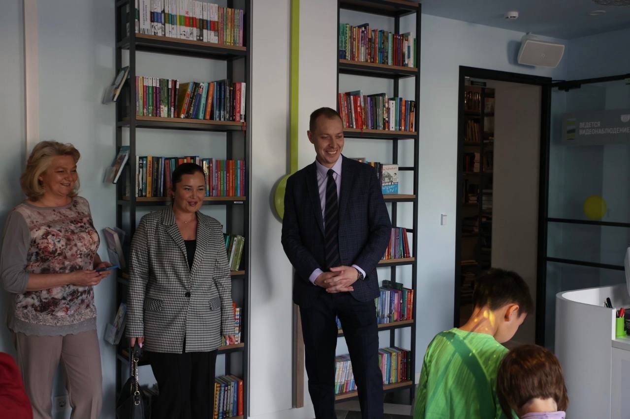 Заместитель главы администрации Петроградского района Максим Александрович Аршинов поздравил юных читателей с праздником перед открытием выставки рисунков учащихся художественных школ и студий «Цветение папоротника»