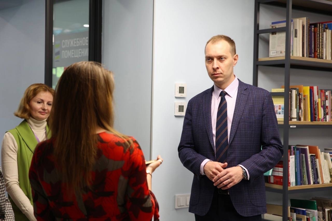 Заместитель главы администрации Петроградского района Максим Александрович Аршинов поздравил юных читателей с праздником перед открытием выставки рисунков учащихся художественных школ и студий «Цветение папоротника»