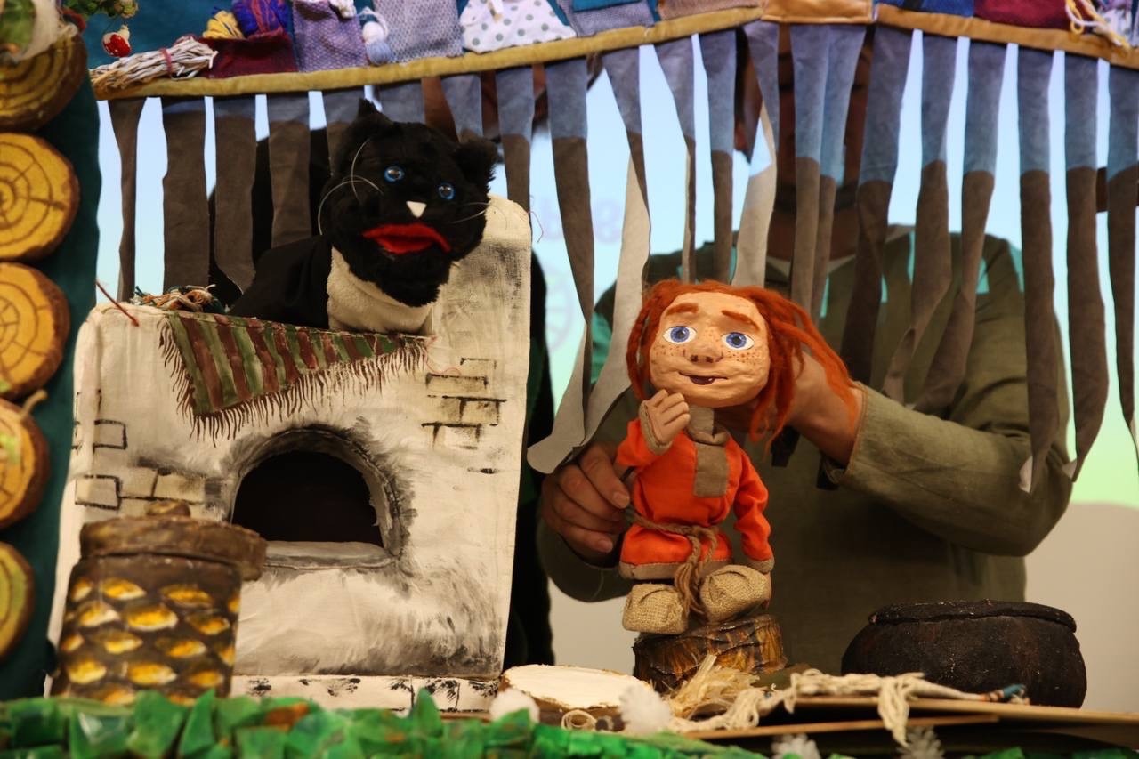 Кукольный спектакль «Домовенок Кузя» от Театра Небесные Бродяги на дне защиты детей отметили в Библиотеке на Карповке