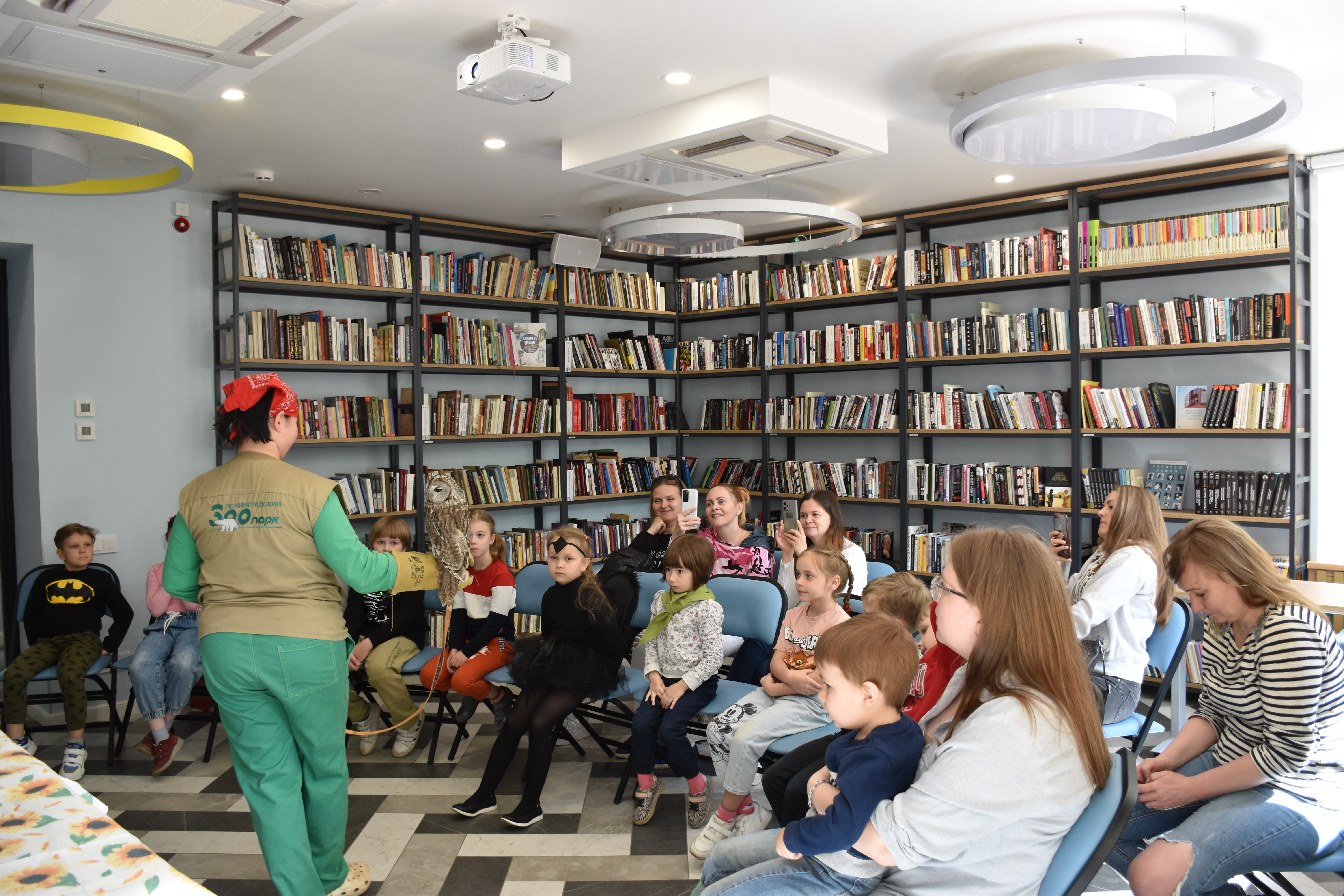 Сова на празднике, посвященном дню защиты детей в Библиотеке на Карповке