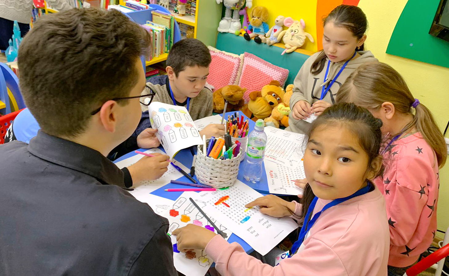 «Изменить мир»: во 2-й детской библиотеке прошла пятидневная творческая лаборатория для детей мигрантов