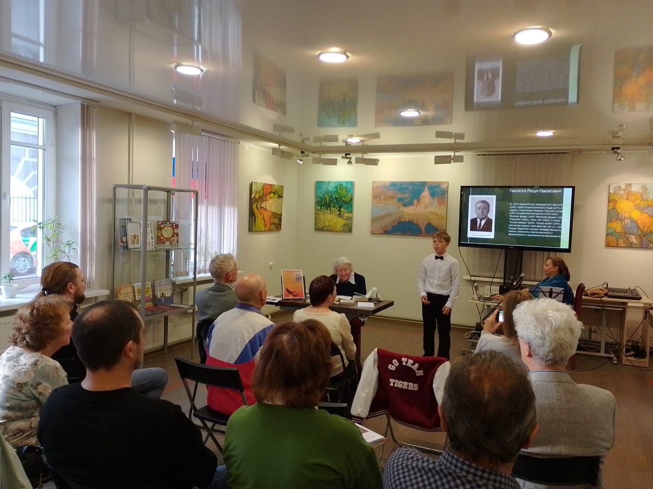 7 сентября в библиотеке Кировских островов (Кемская ул., д.8/3) прошел вечер к 100-летию со дня рождения великого поэта Дагестана Расула Гамзатова.