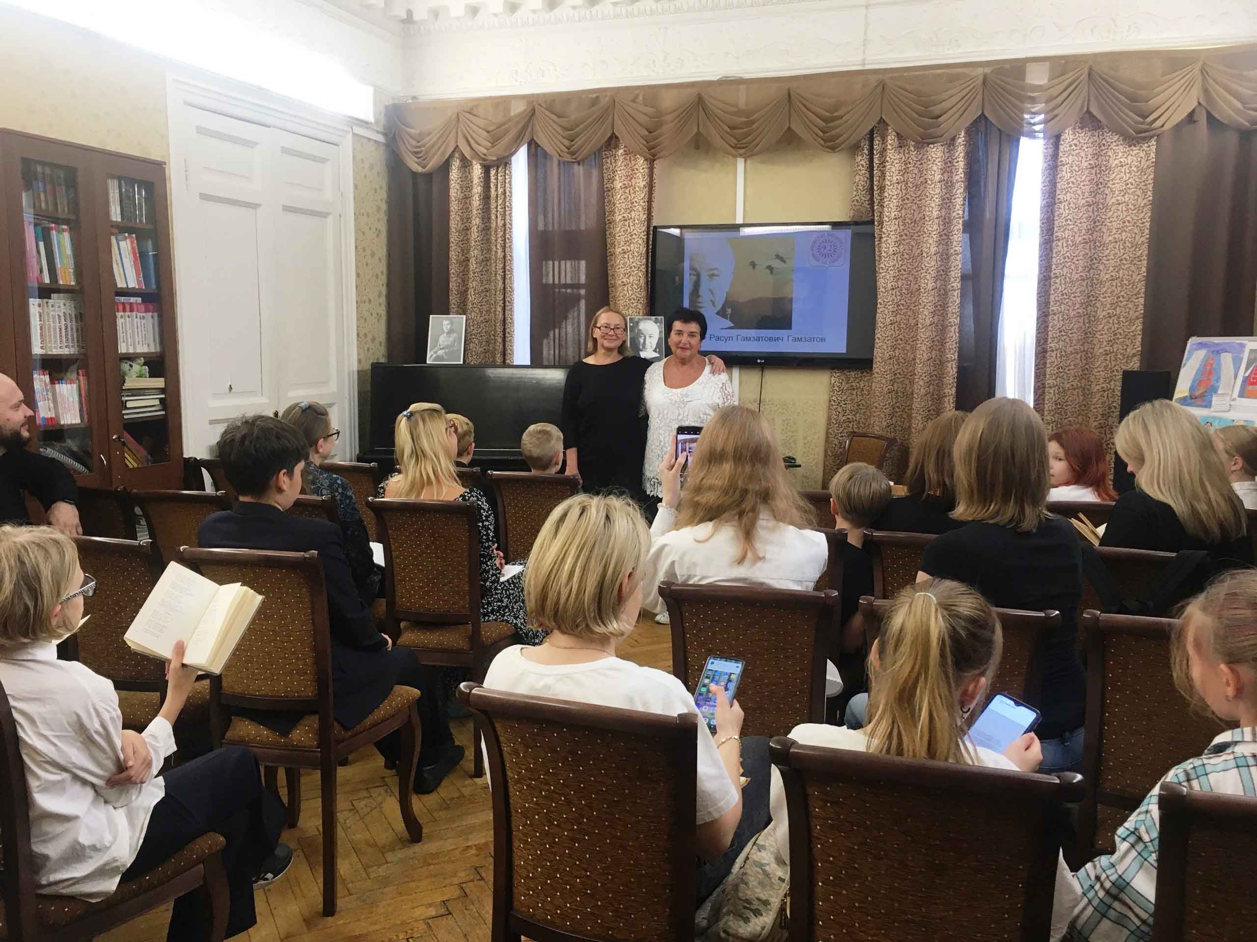 Открытый микрофон «Читаем вместе. Расул Гамзатов»