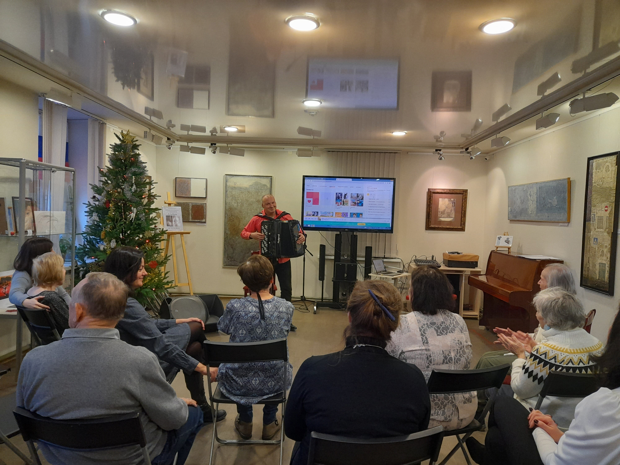 Встречи Альцгеймер-клуба «Незабудка» в библиотеке Кировских островов