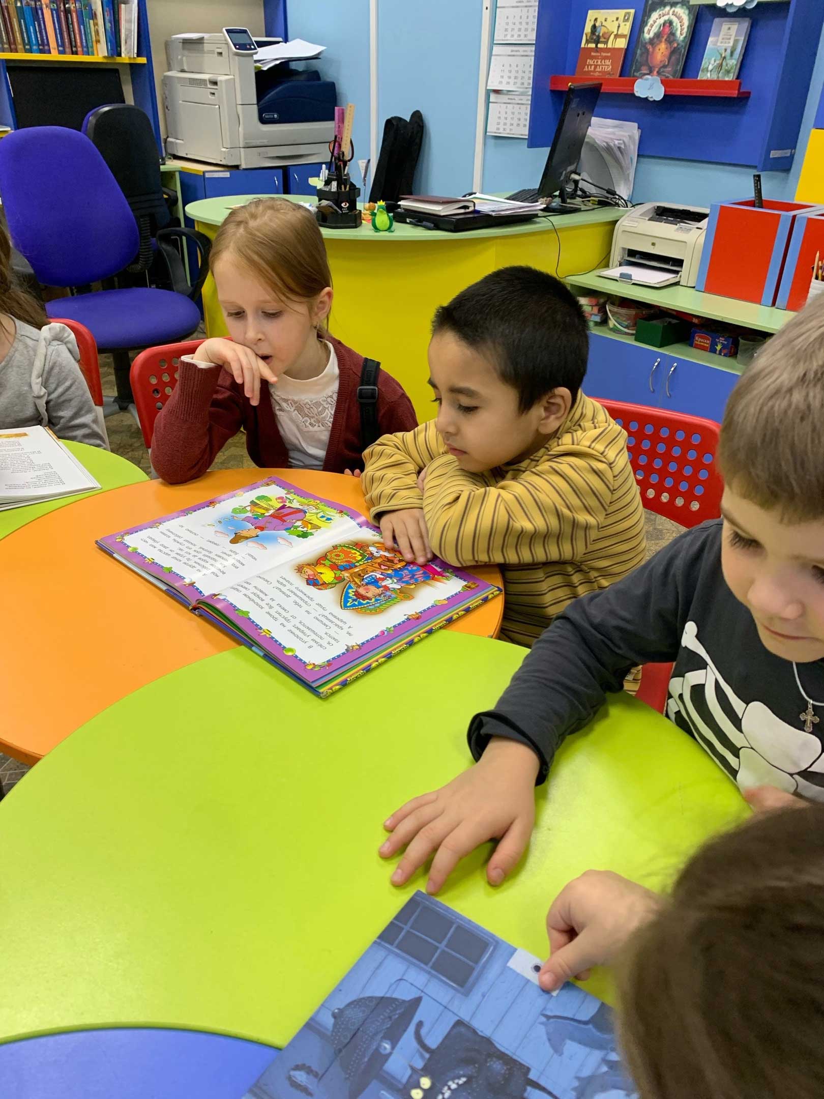 Например, в сказках северных народов главными героями бывают олени, волки и мудрые старцы. Познакомиться с ними можно благодаря красочным книгам серии «Хоровод сказок» во 2-й детской библиотеке.