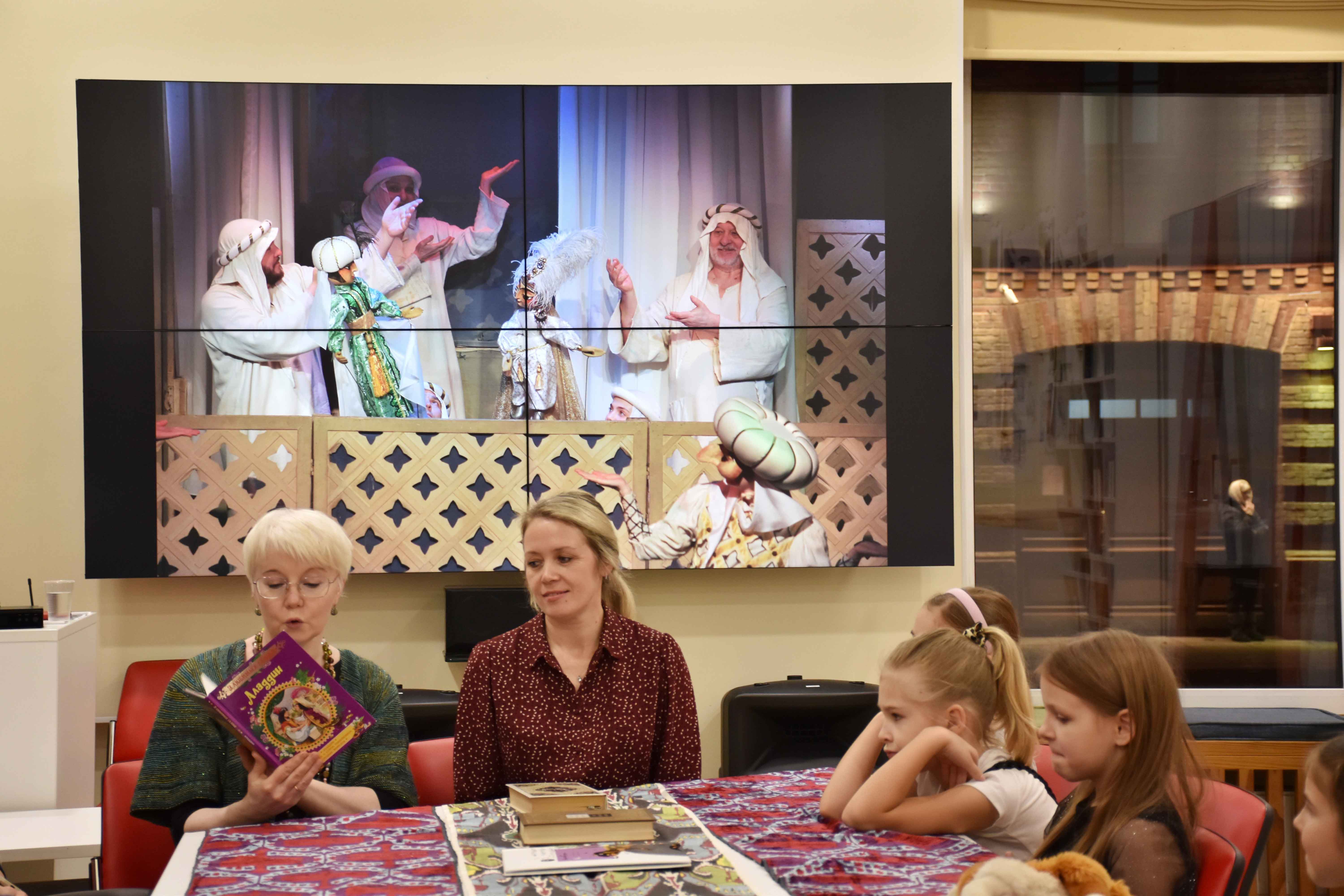 За длинным столом, накрытым тканью с восточными узорами расположились дети и их родители, а вела мастер-класс актриса Кукольного театра сказки Ольга Зорина