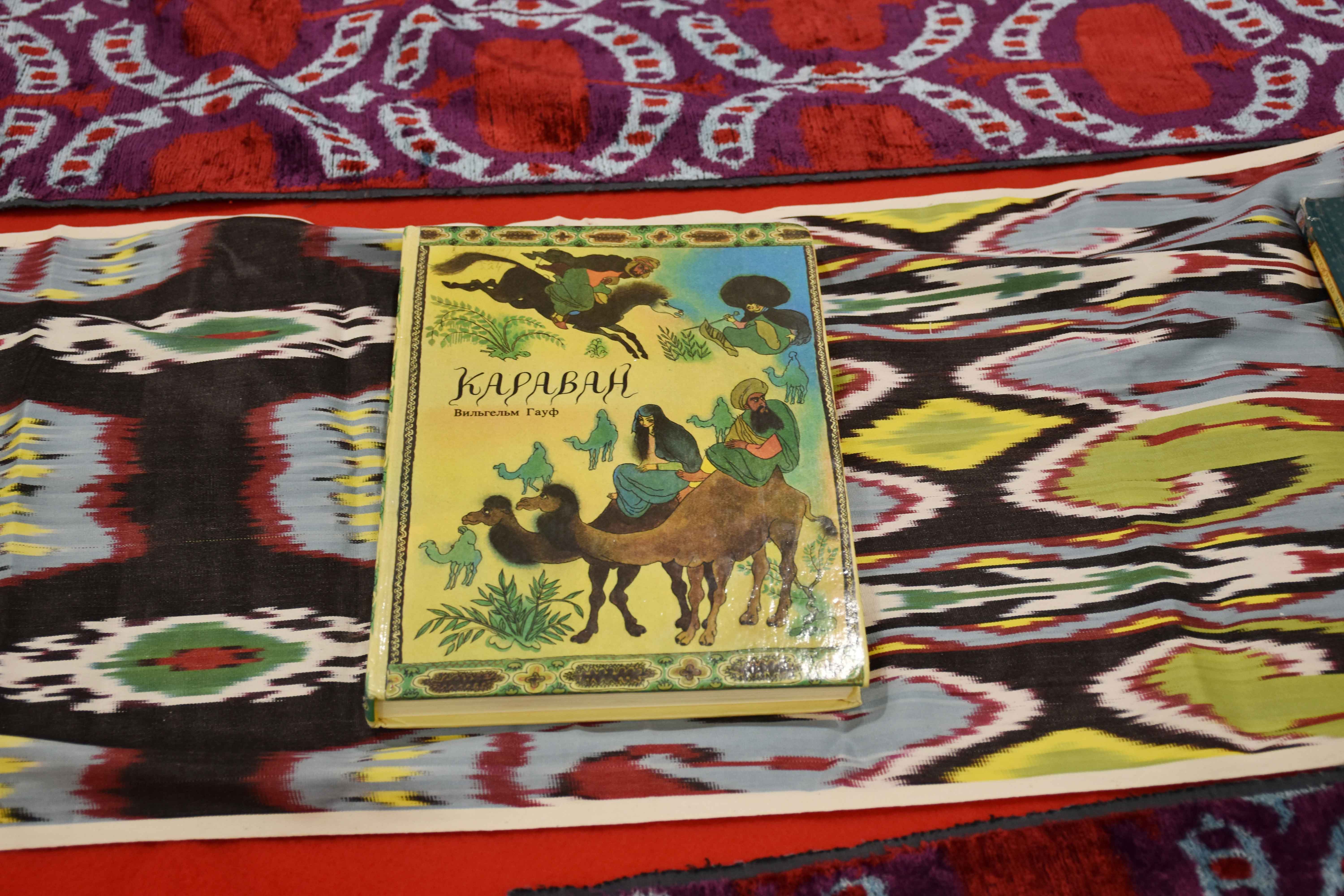 За длинным столом, накрытым тканью с восточными узорами расположились дети и их родители, а вела мастер-класс актриса Кукольного театра сказки Ольга Зорина