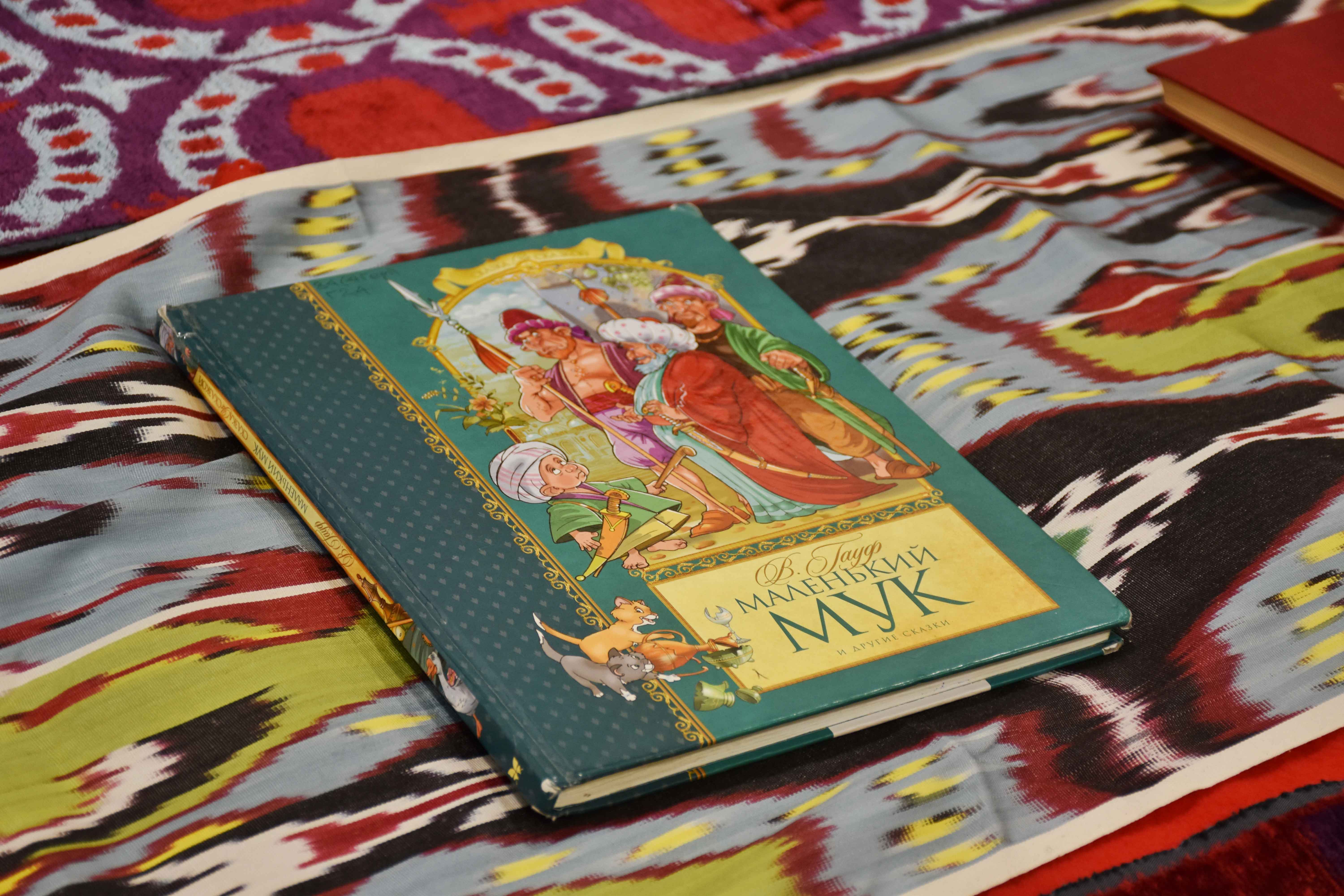 За длинным столом, накрытым тканью с восточными узорами расположились дети и их родители, а вела мастер-класс актриса Кукольного театра сказки Ольга Зорина