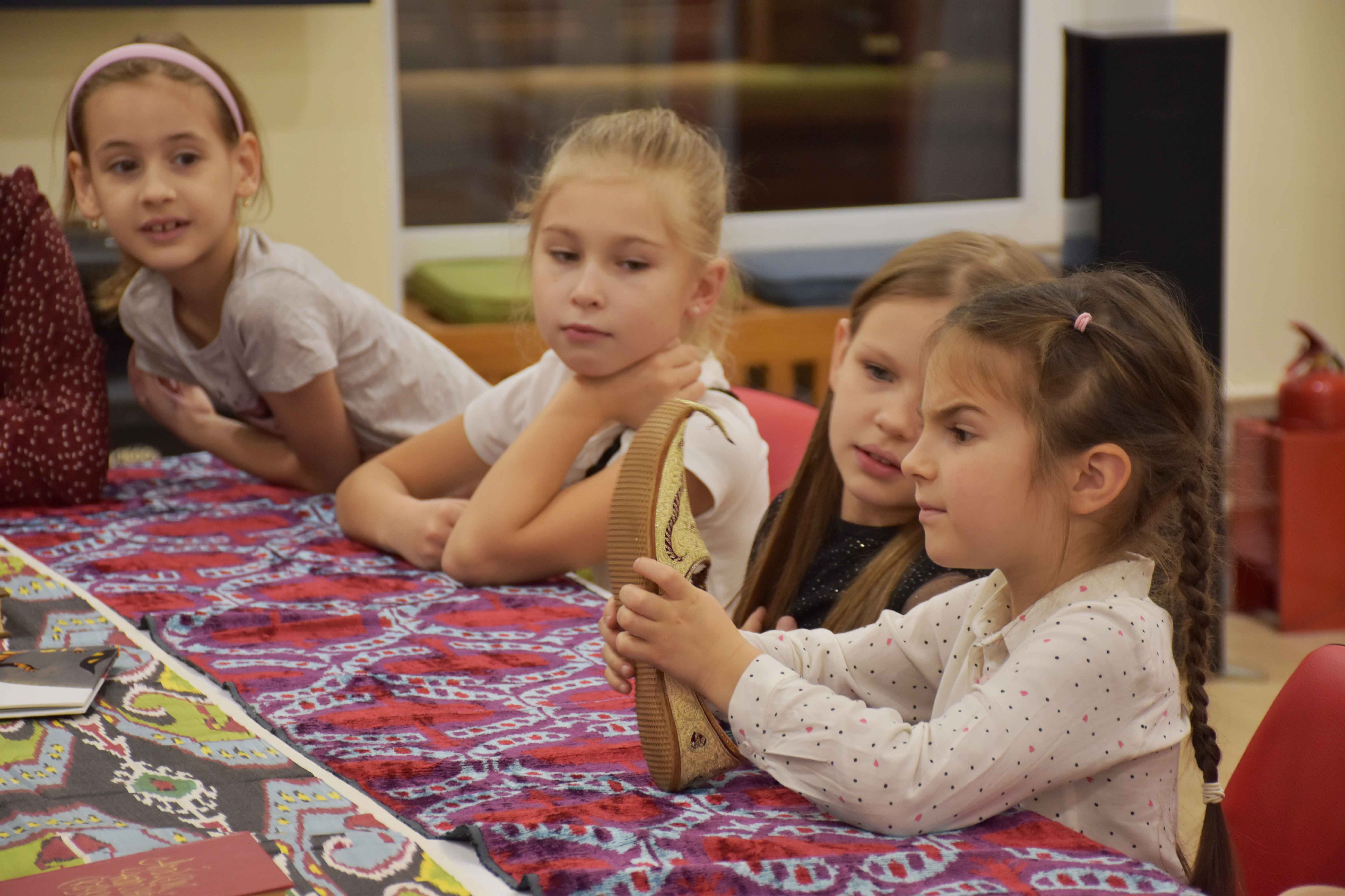 За длинным столом, накрытым тканью с восточными узорами расположились дети и их родители, а вела мастер-класс актриса Кукольного театра сказки Ольга Зорина