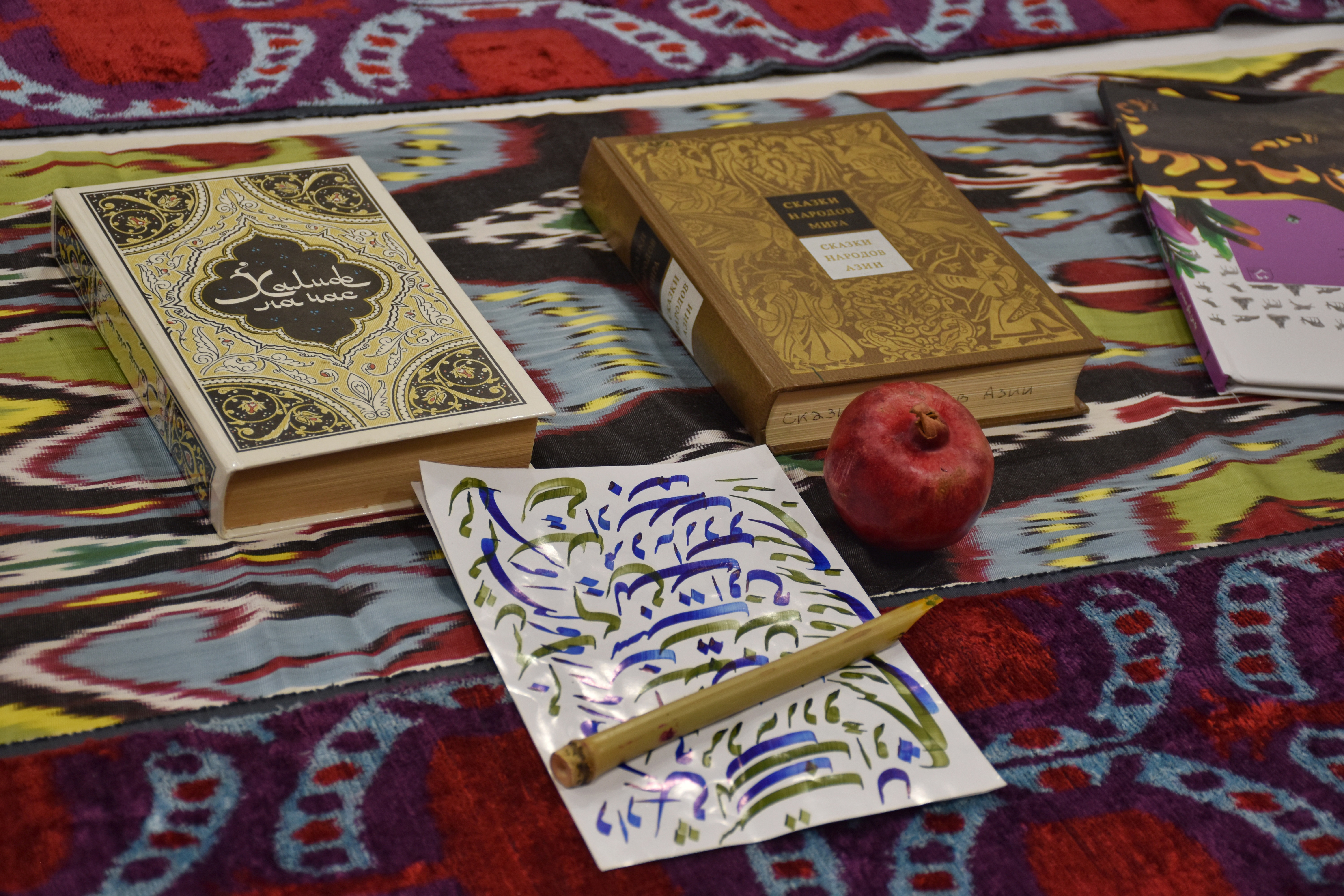 За длинным столом, накрытым тканью с восточными узорами расположились дети и их родители, а вела мастер-класс актриса Кукольного театра сказки Ольга Зорина