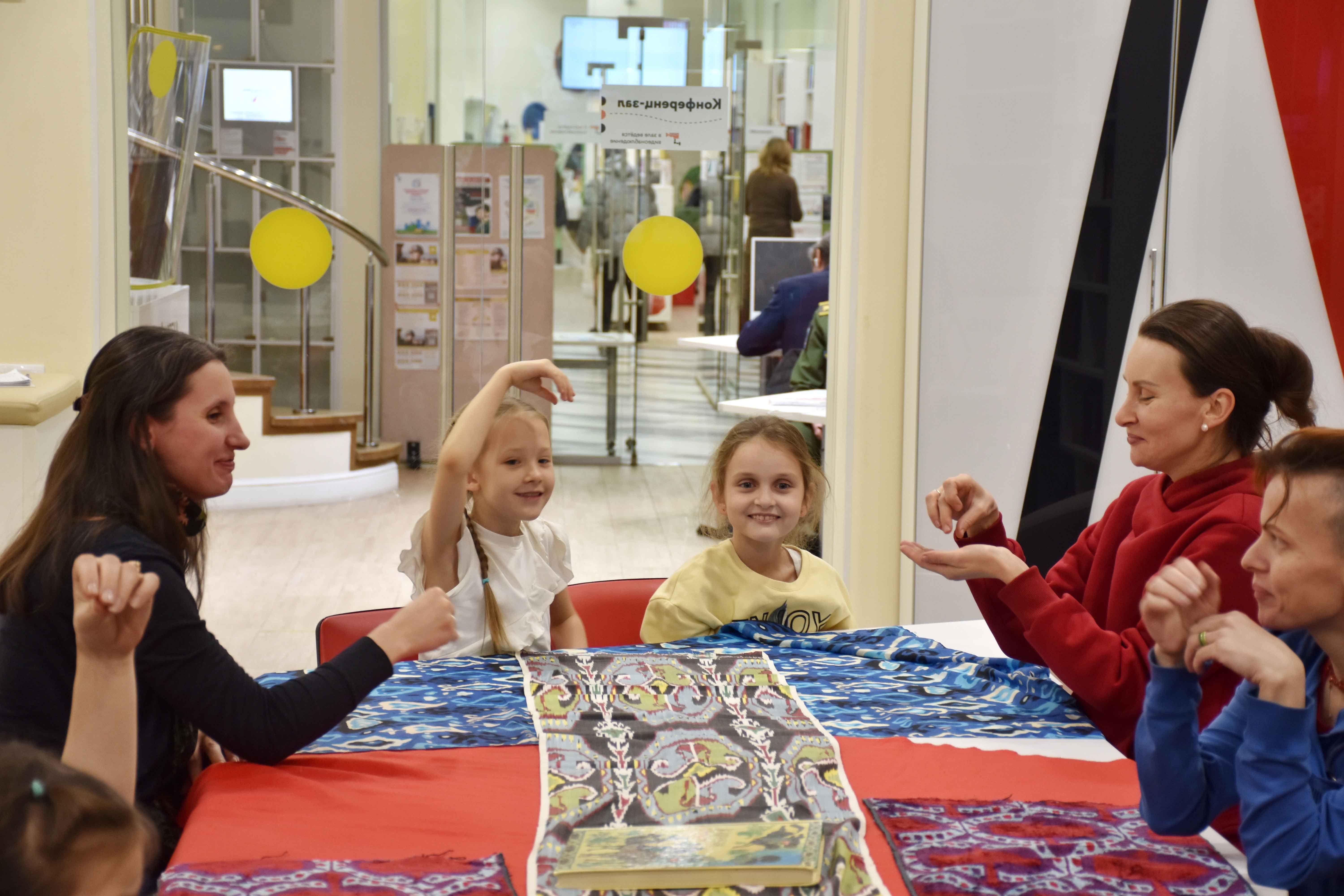 За длинным столом, накрытым тканью с восточными узорами расположились дети и их родители, а вела мастер-класс актриса Кукольного театра сказки Ольга Зорина