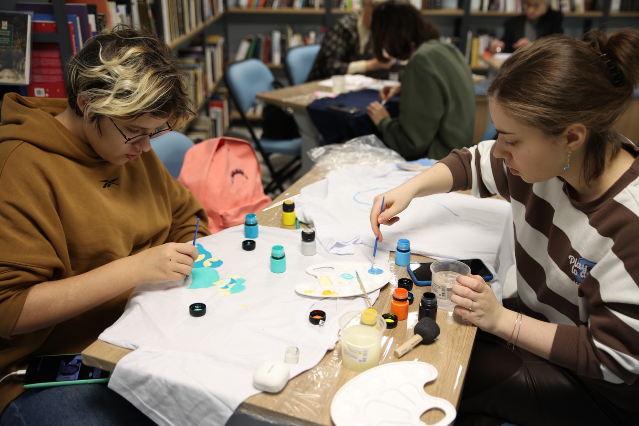 Мастер-класс по кастомизации футболок в Библиотеке на Карповке