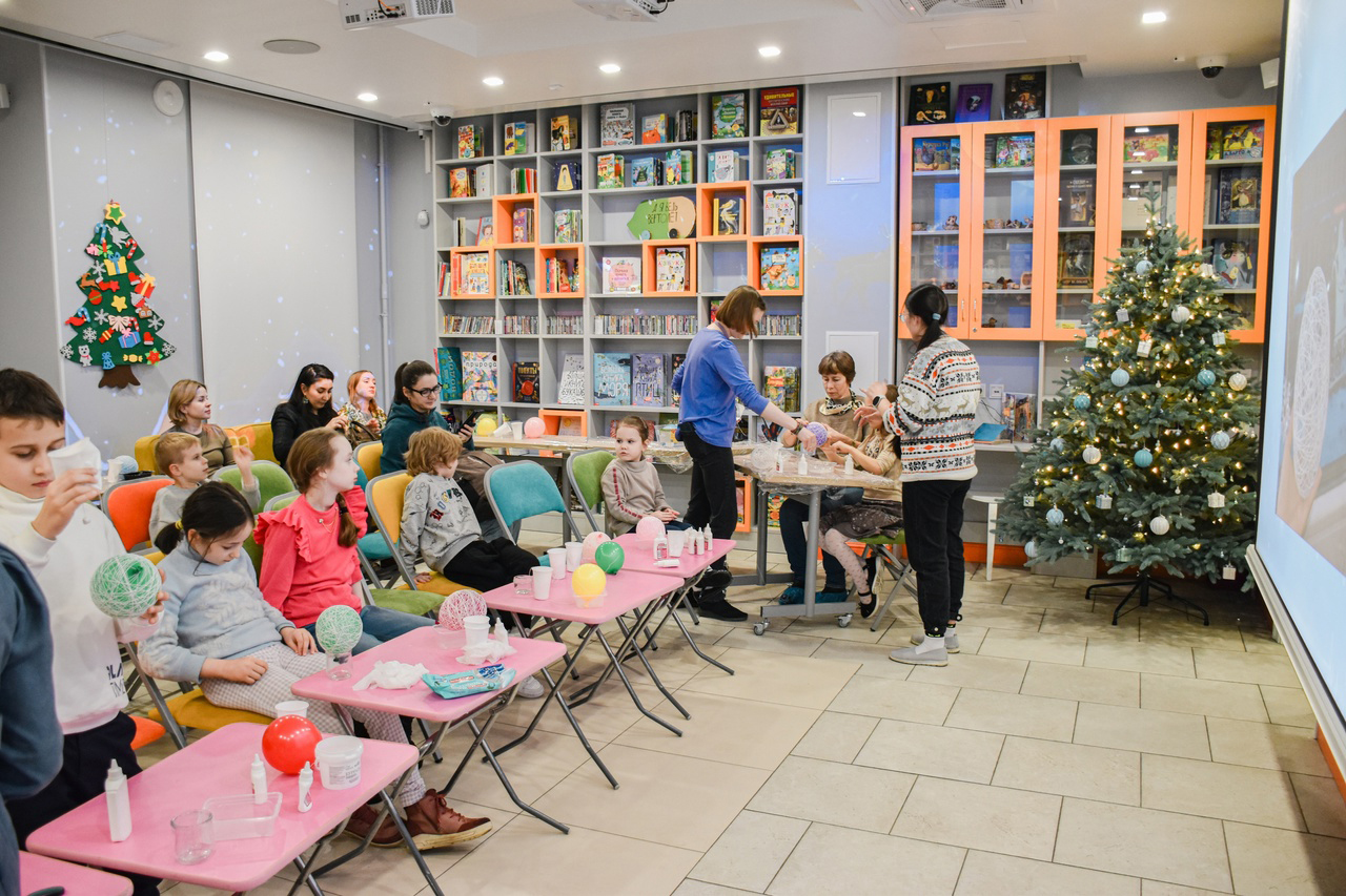 В Библиотеке книжных героев изучили новогодний путеводитель