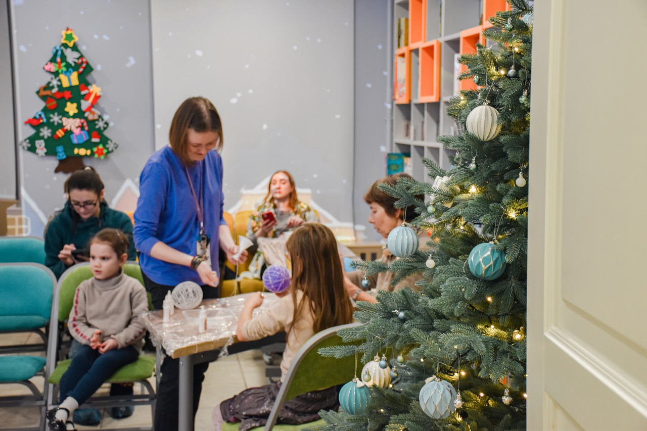 В Библиотеке книжных героев изучили новогодний путеводитель