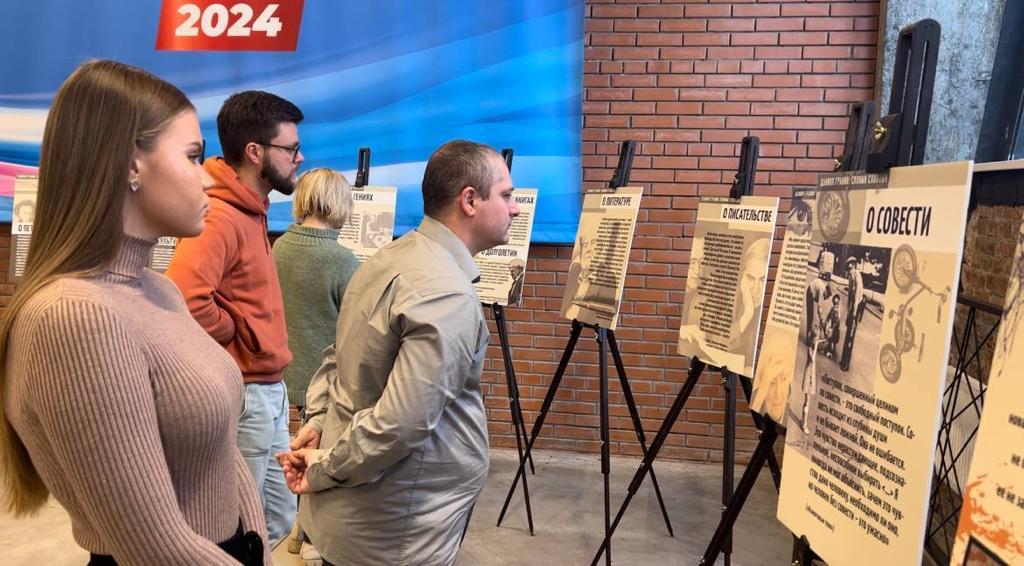 Выставка Библиотек Петроградской стороны о Данииле Гранине путешествует по Петербургу