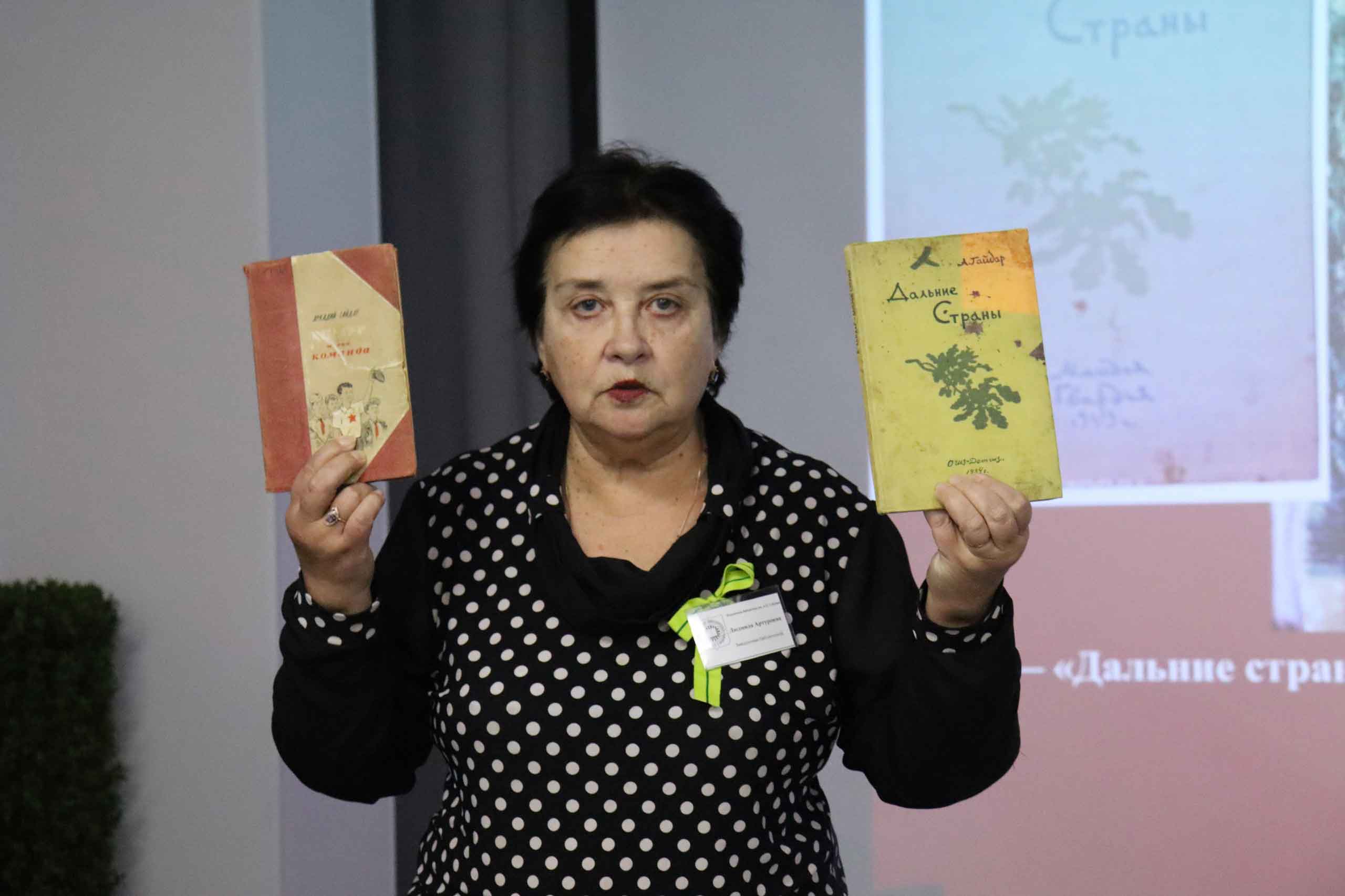 Ребята познакомились с историей библиотеки на Петроградской стороне, поговорили о революции и гражданской войне.