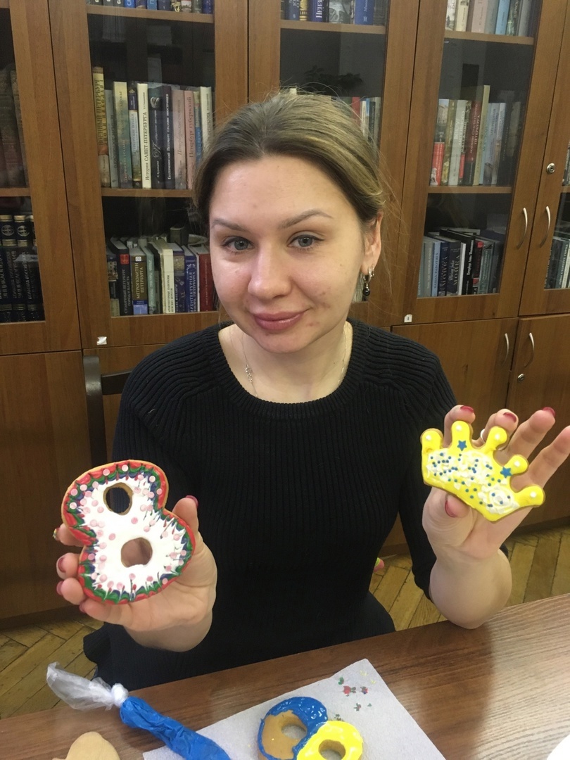 В Юношеской библиотеке имени А. Гайдара расписывали весенние пряники