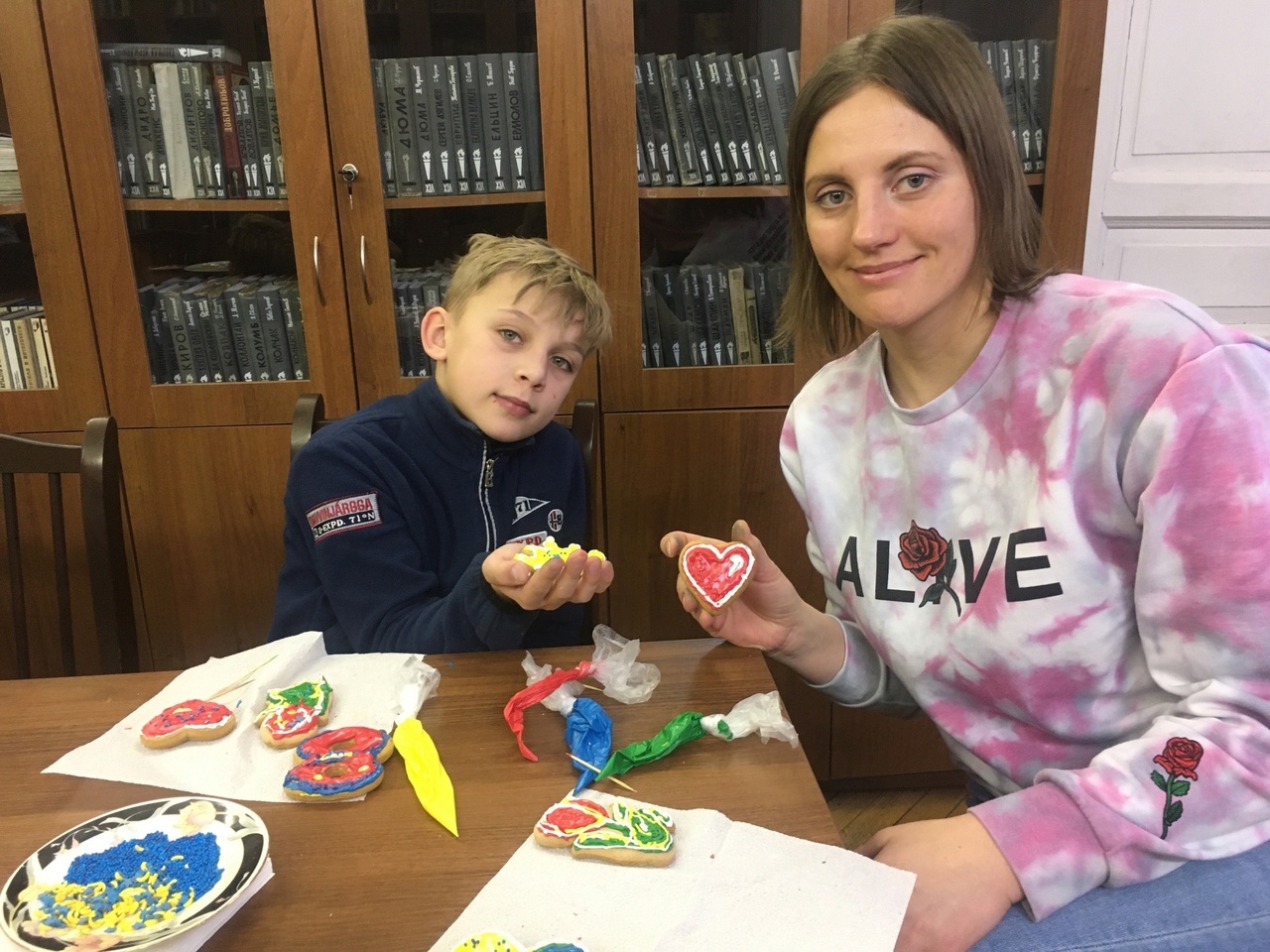 В Юношеской библиотеке имени А. Гайдара расписывали весенние пряники
