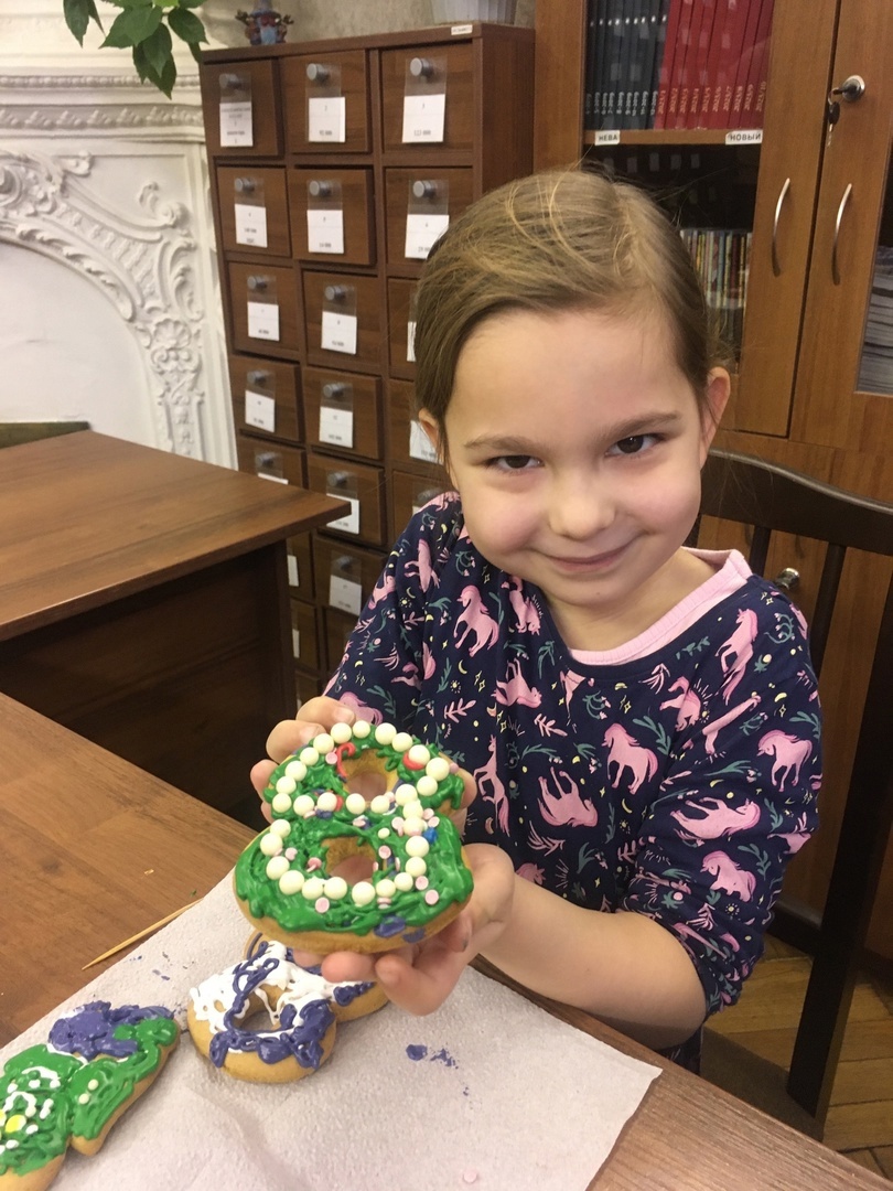 В Юношеской библиотеке имени А. Гайдара расписывали весенние пряники