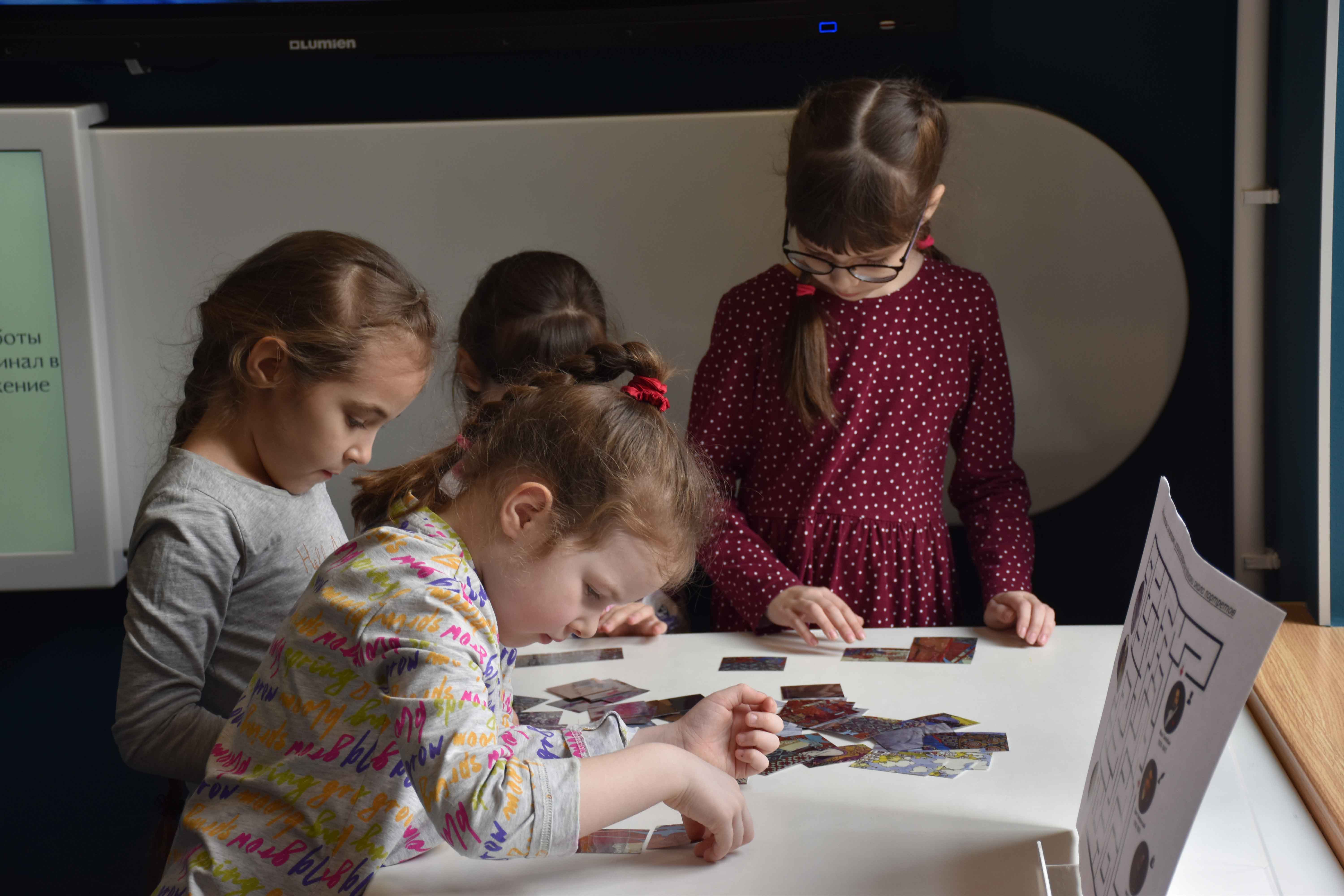 Участникам квеста предстояло поразмышлять над тем, как литература взаимодействует с другими видами искусства: музыкой, живописью и театром