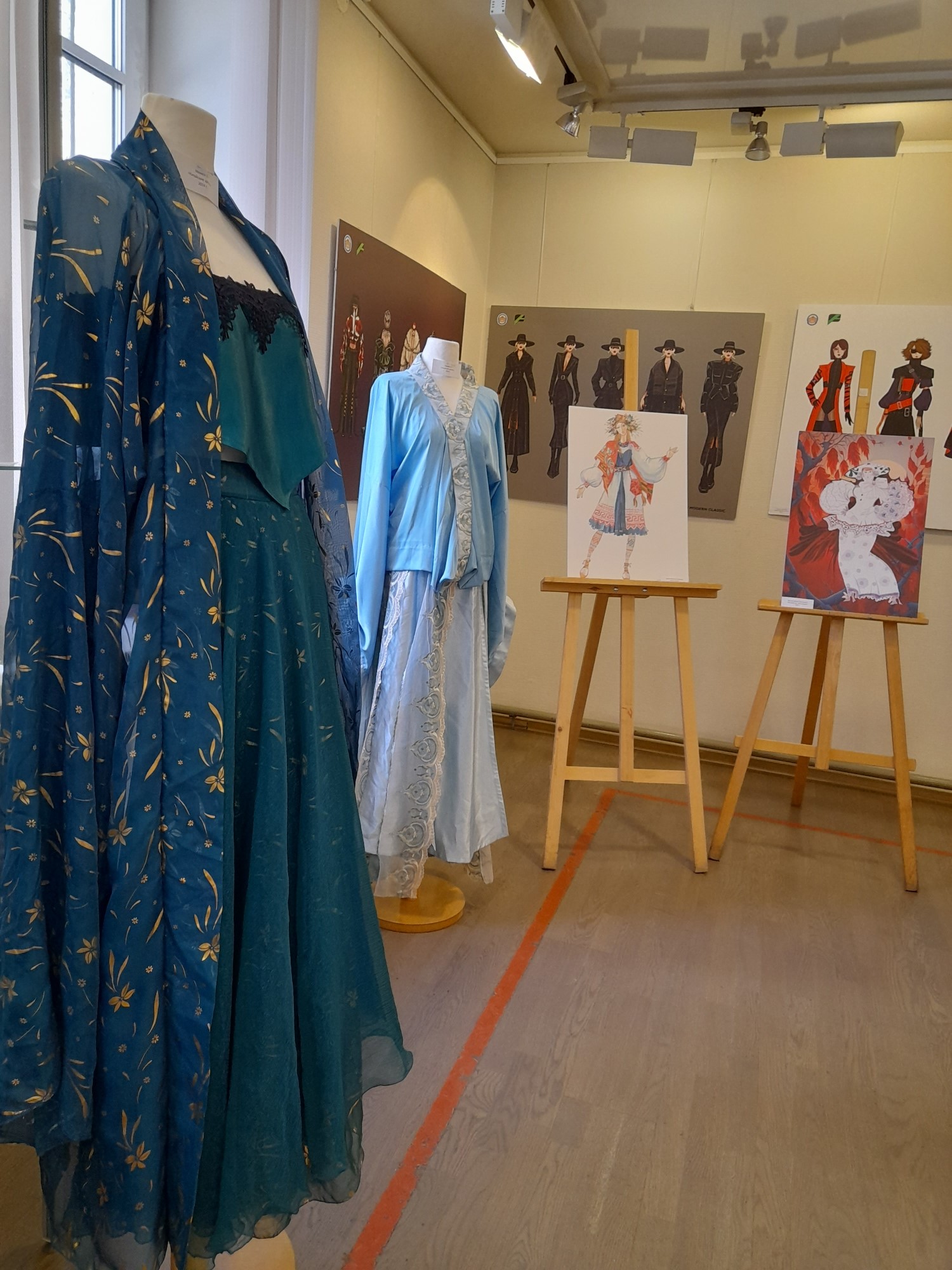 В Библиотеке Кировских островов проходит международная выставка дизайна одежды