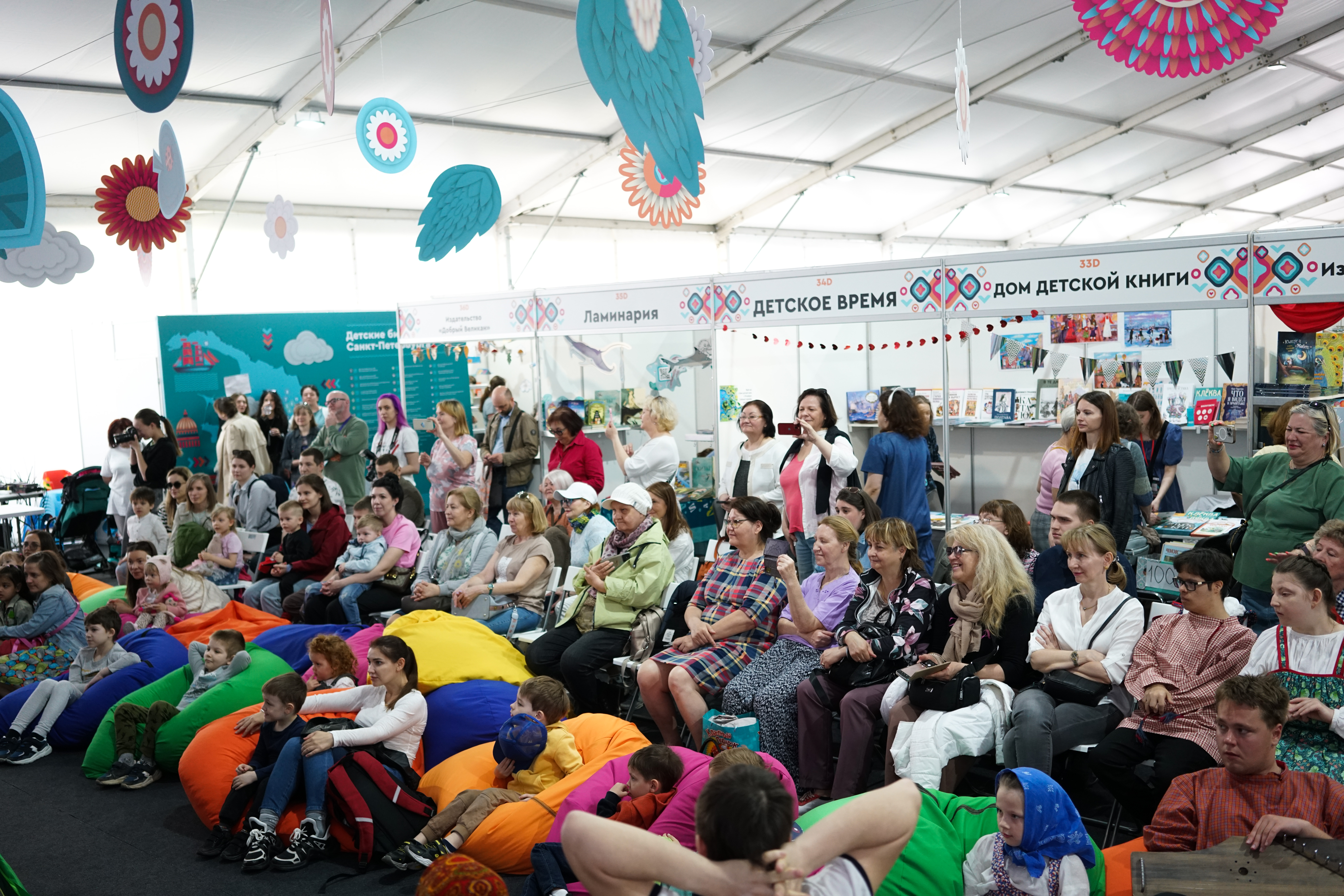 Библиотеки Петроградской стороны приняли участие в работе Книжного салона на Дворцовой площади