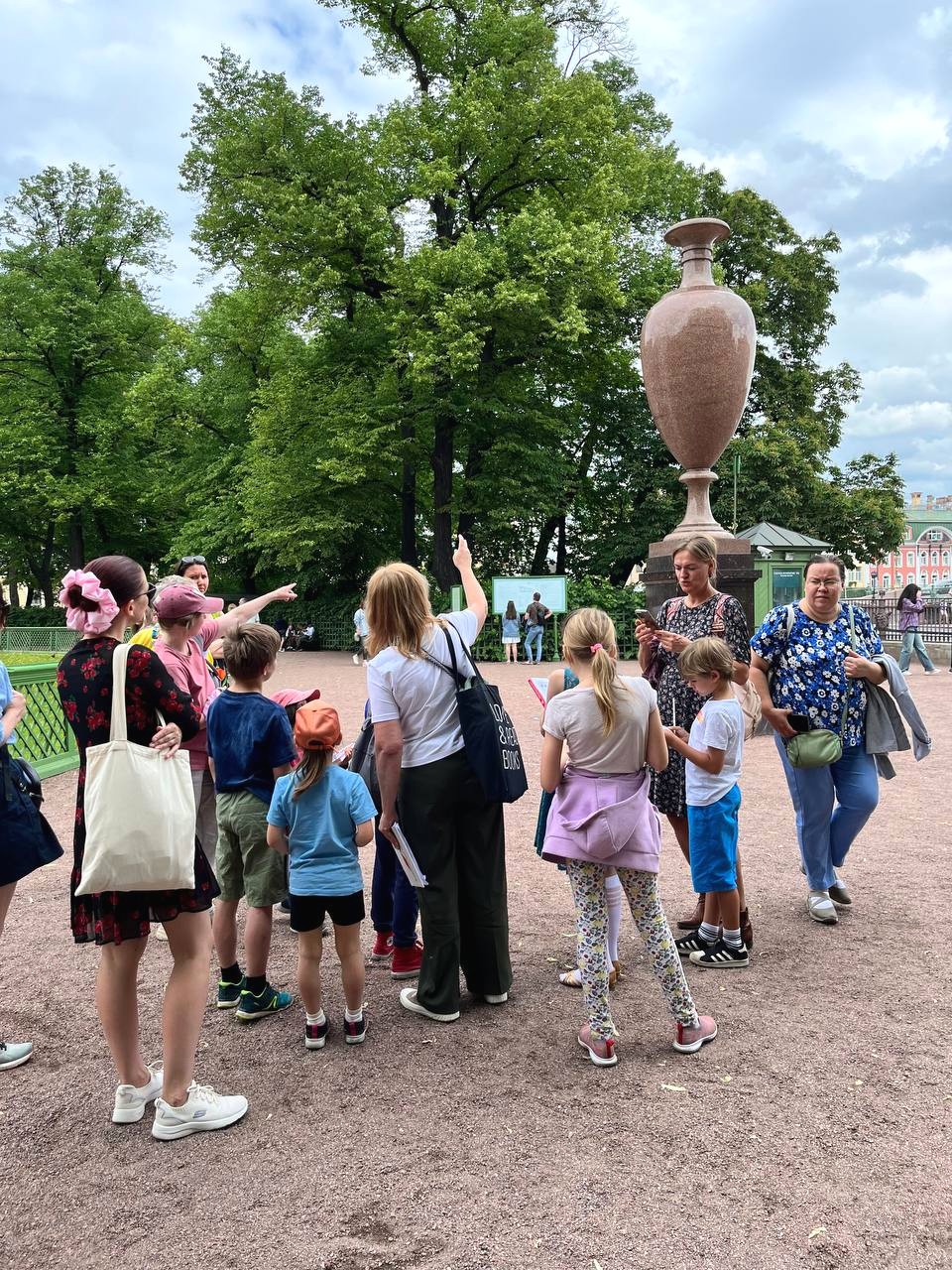 Библиотека имени В. И. Ленина приглашает на прогулку с книгой