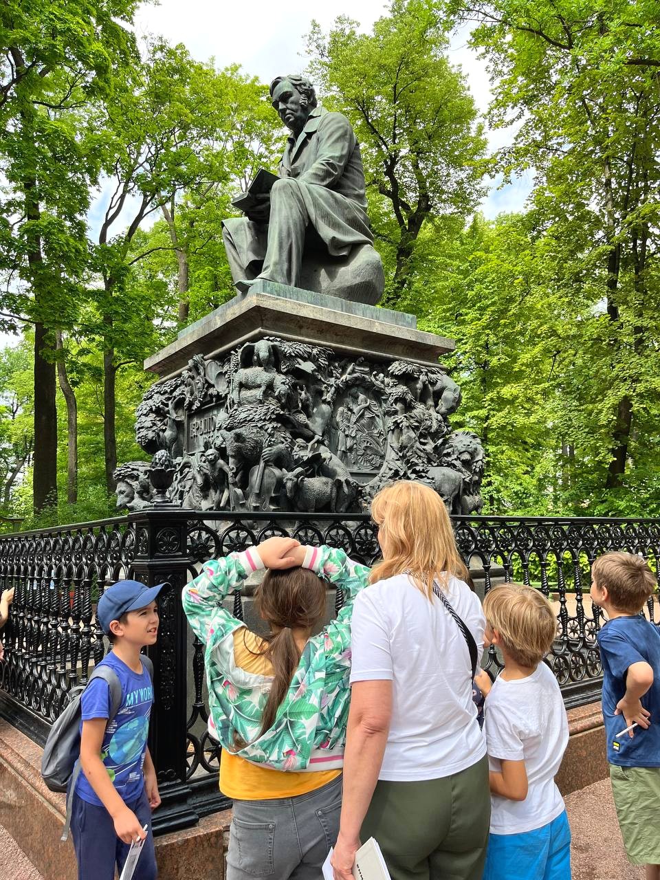 Библиотека имени В. И. Ленина приглашает на прогулку с книгой