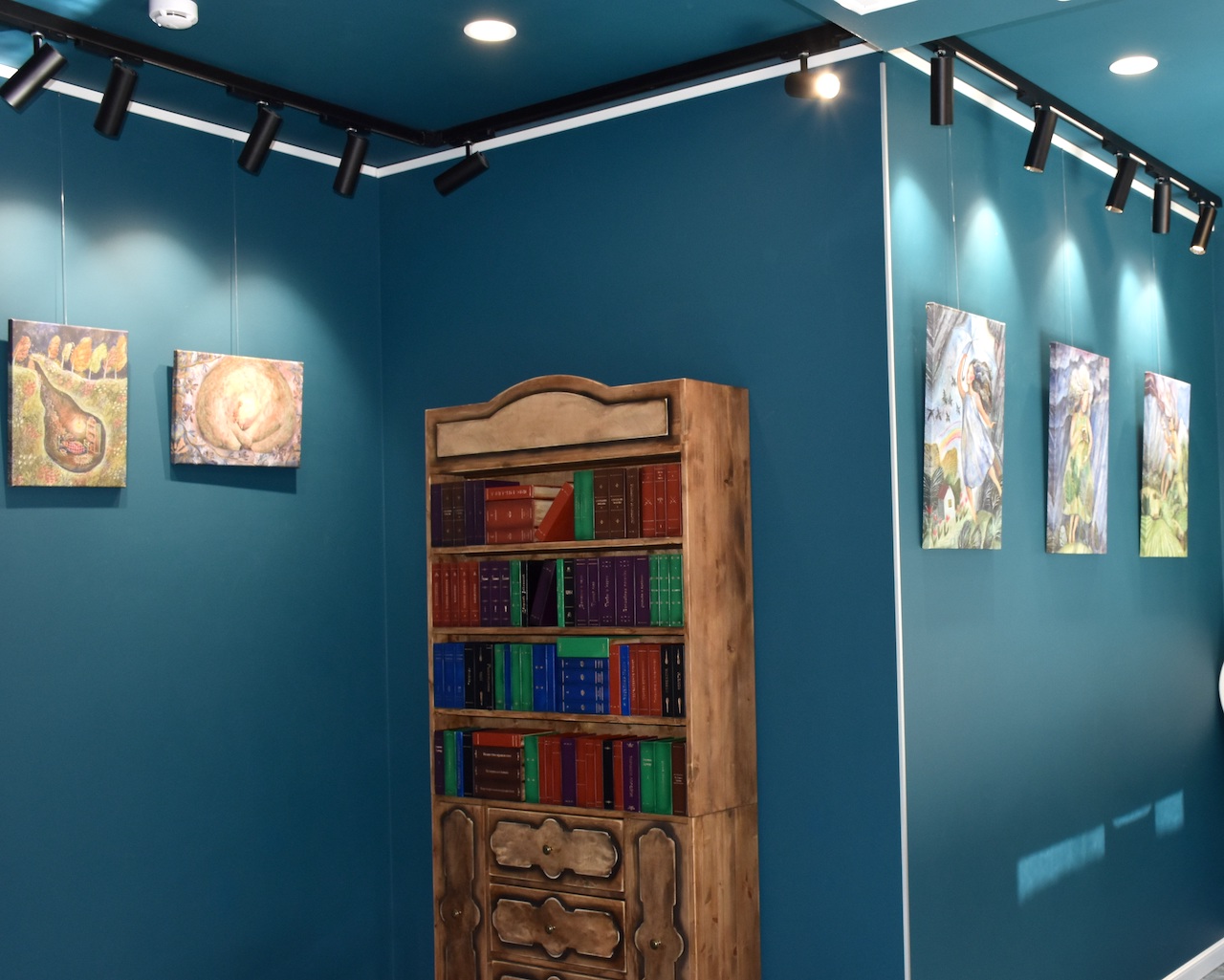 В Библиотеке на Карповке открылась выставка «Берегиня»