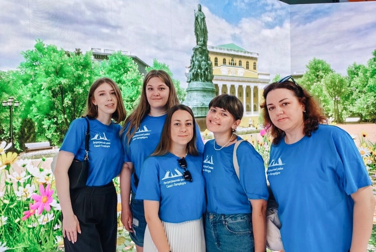 Команда библиотек Петроградского района на ВДНХ