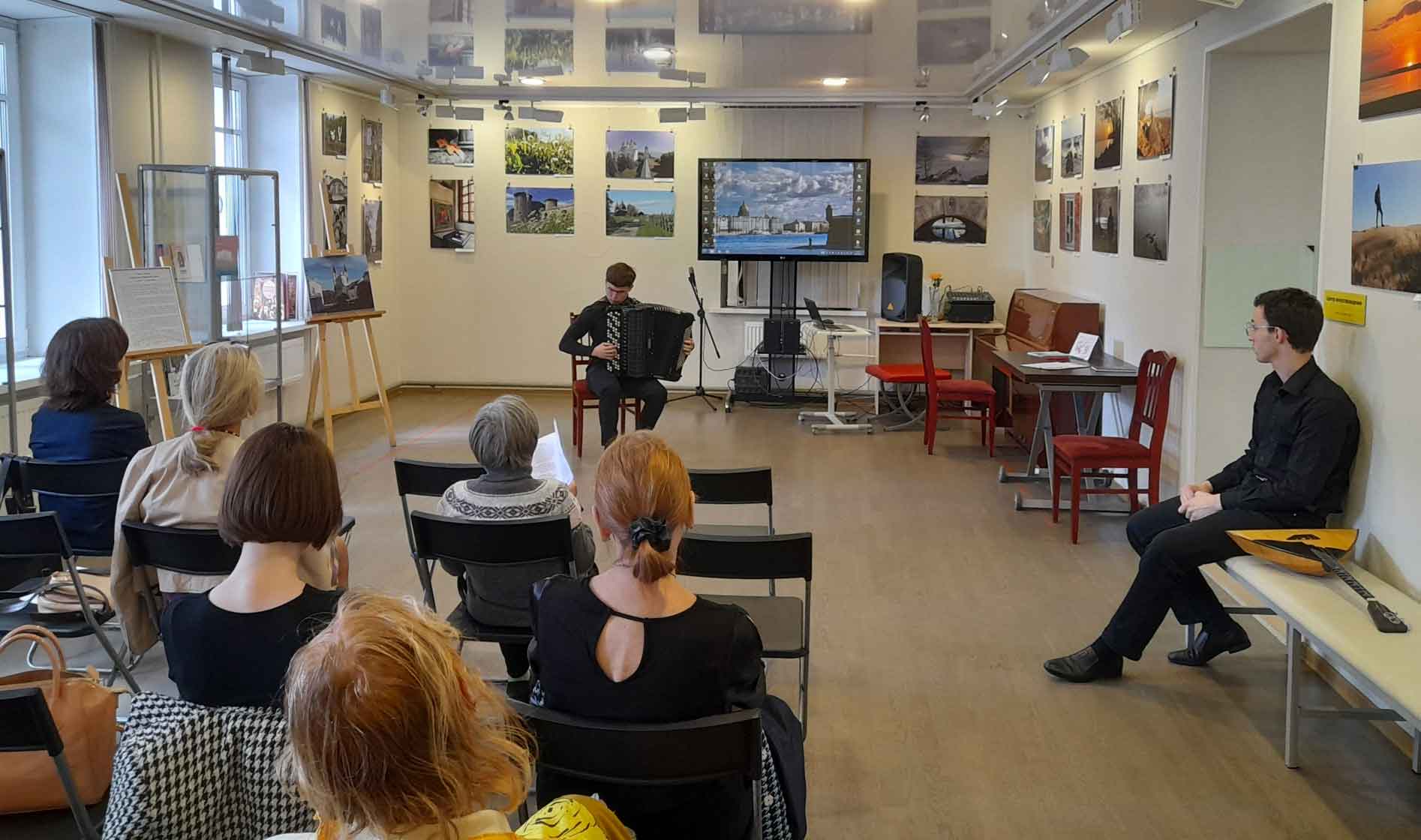 Народные мотивы России звучали в библиотеке Кировских островов