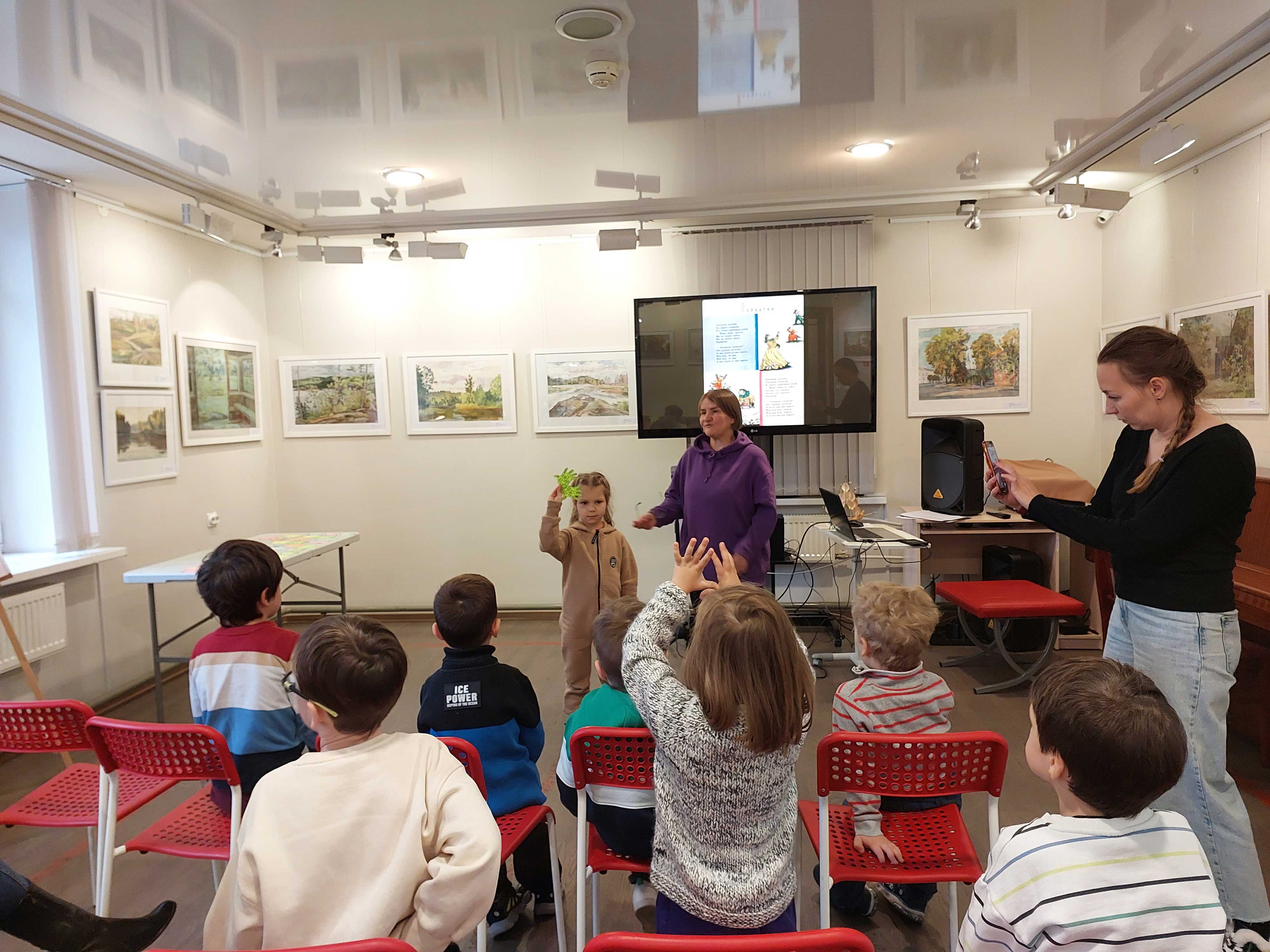 В библиотеке Кировских островов дети познакомились с профессией переводчик