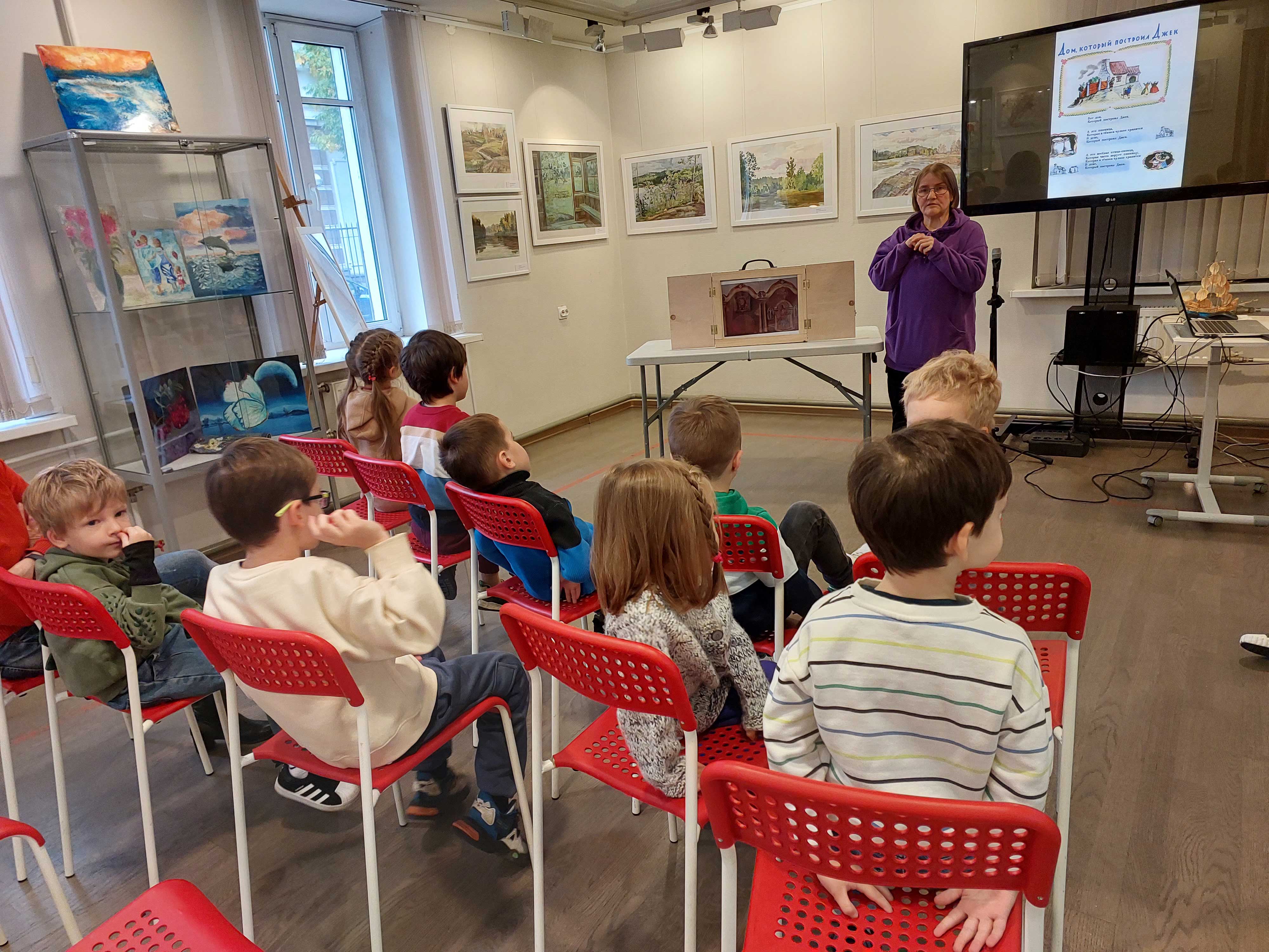 В библиотеке Кировских островов дети познакомились с профессией переводчик