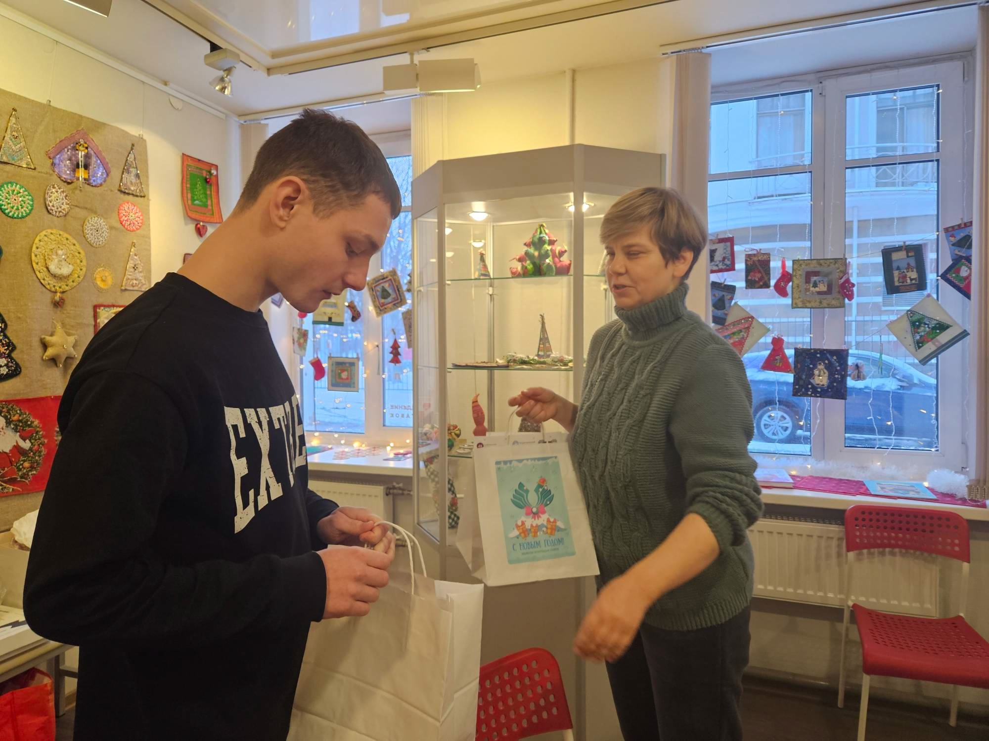 В библиотеке Кировских островов подведены итоги благотворительного аукциона