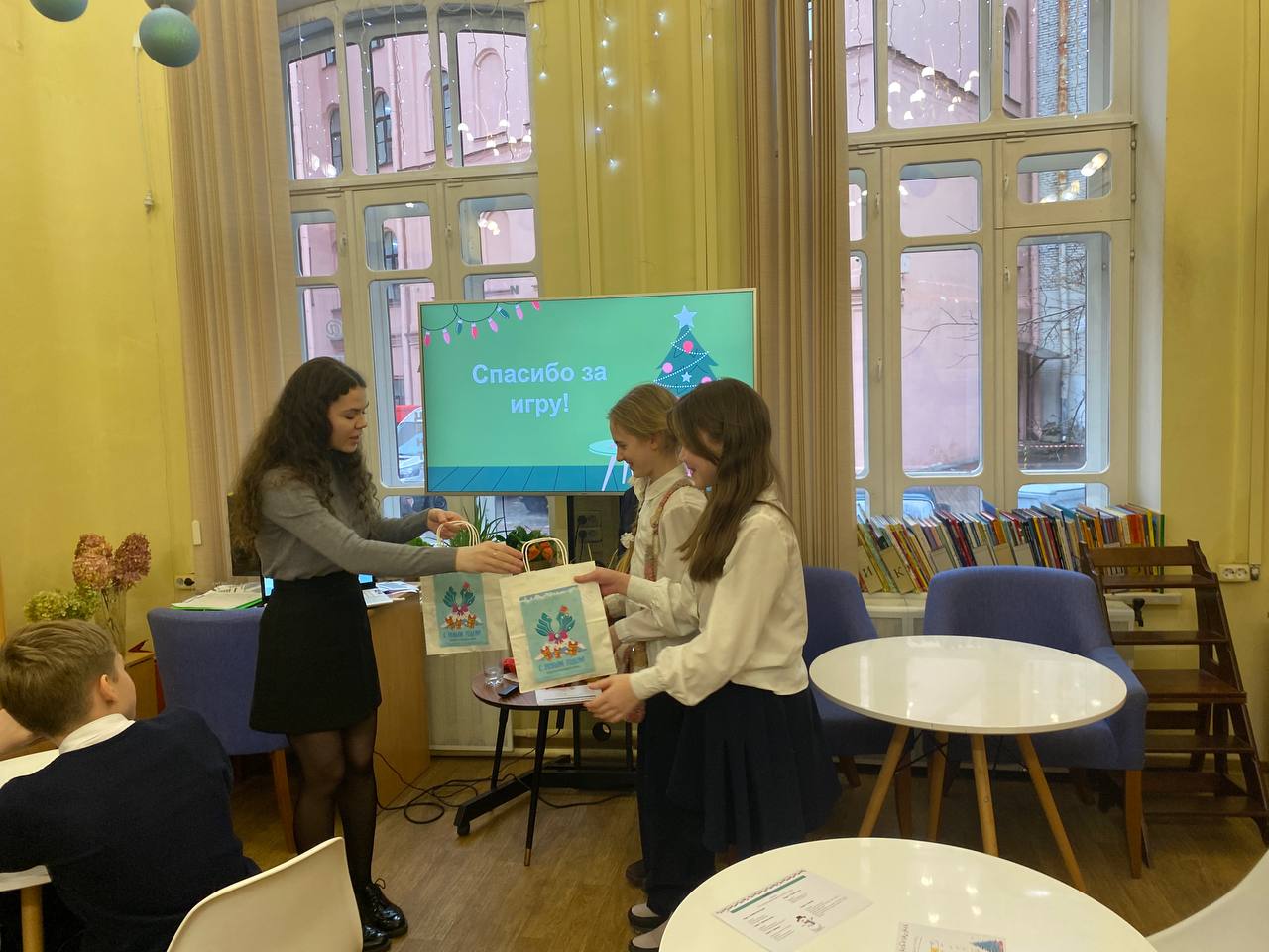 Школьники сыграли в новогодний КВИЗ