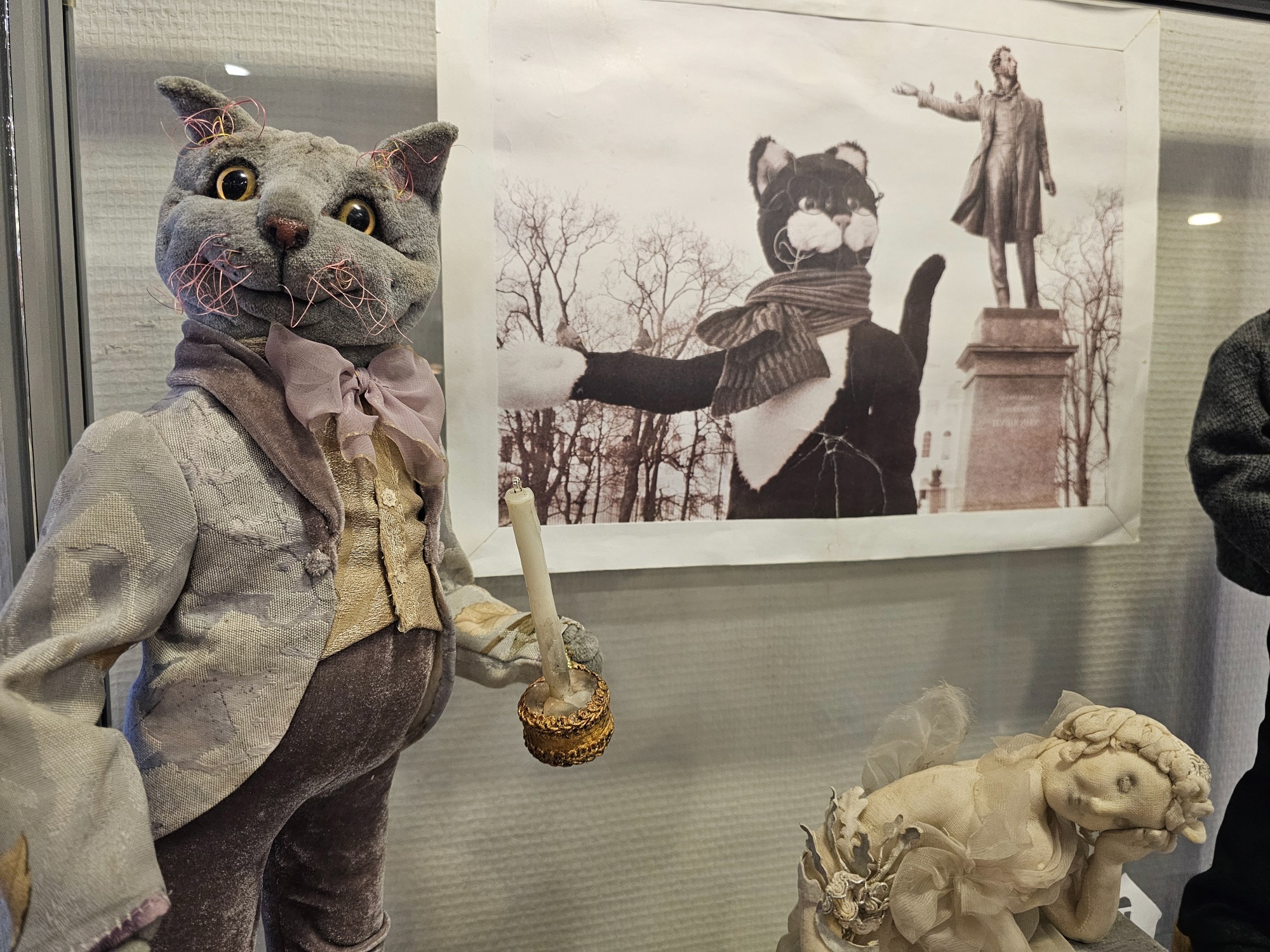 Выставка текстильных кукол в библиотеке Кировских островов