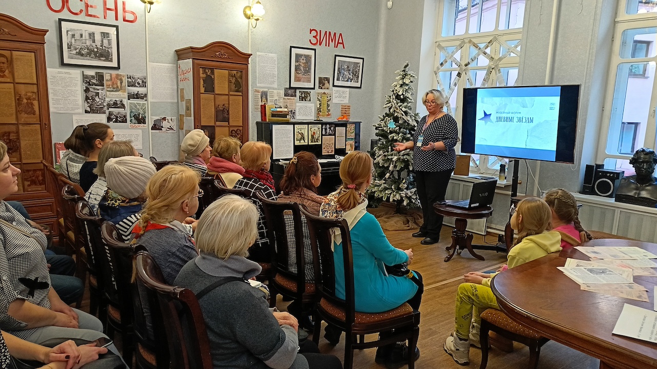 Лекция-экскурсия «Две жизни старого дома» в Центральной районной библиотеке им. А. С. Пушкина