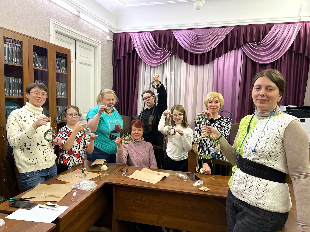 Читатели библиотеки научились делать народный обережный венок
