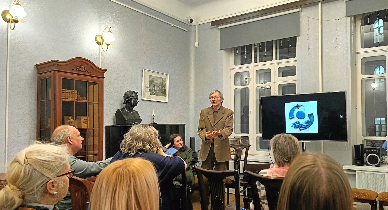 Фотохудожник Андрей Мархотин представил авторский проект об архитектурных и скульптурных деталях