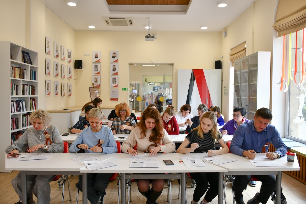 Знать, чтобы помнить. Диктант Победы написали в Библиотеках Петроградской стороны